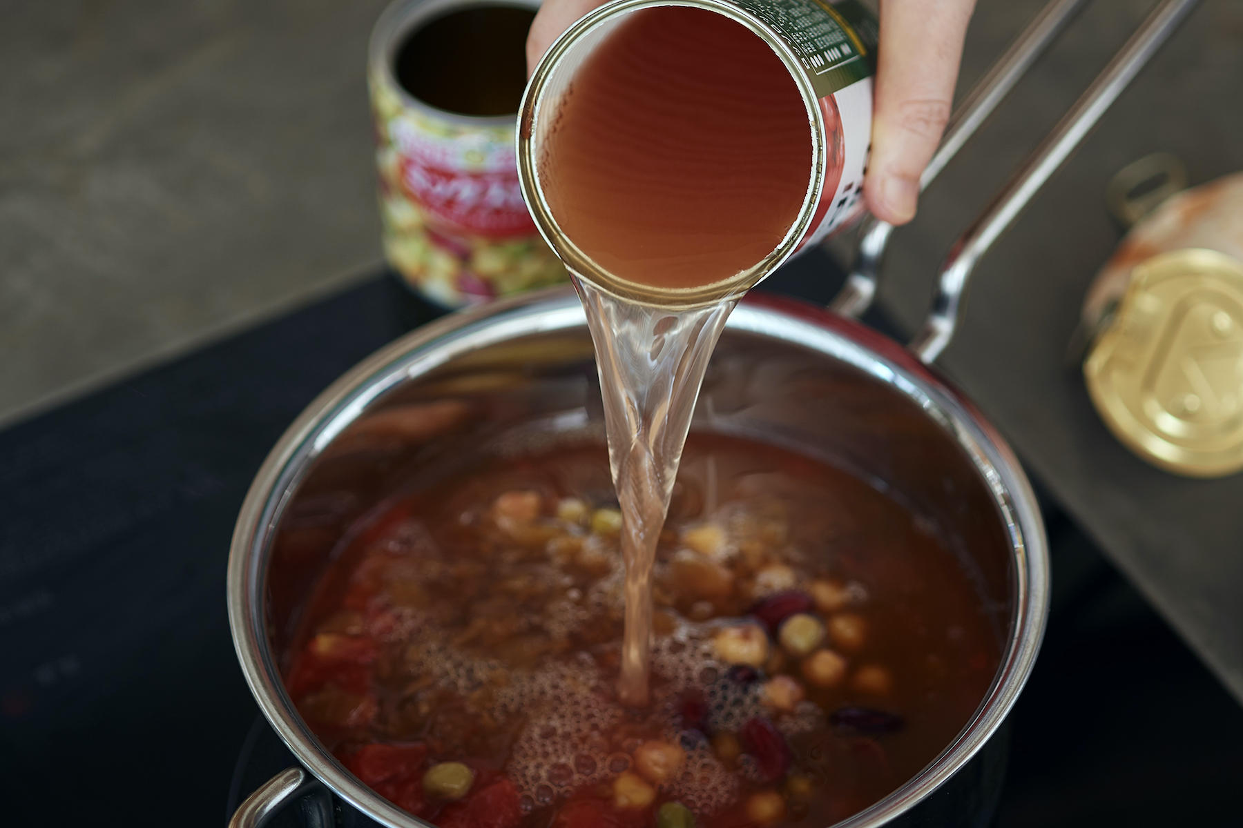 缶を鍋に開ける