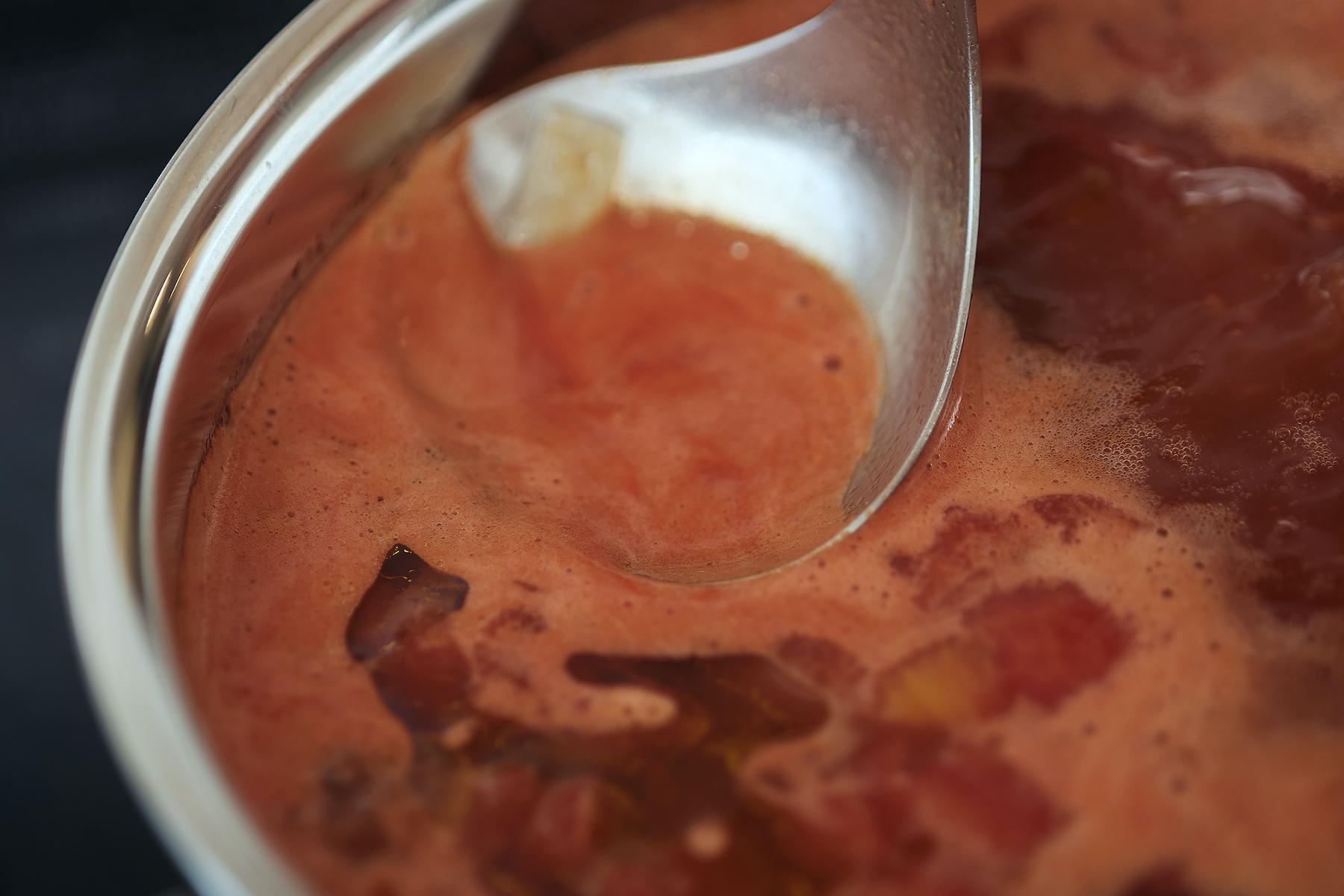 缶を鍋に開ける