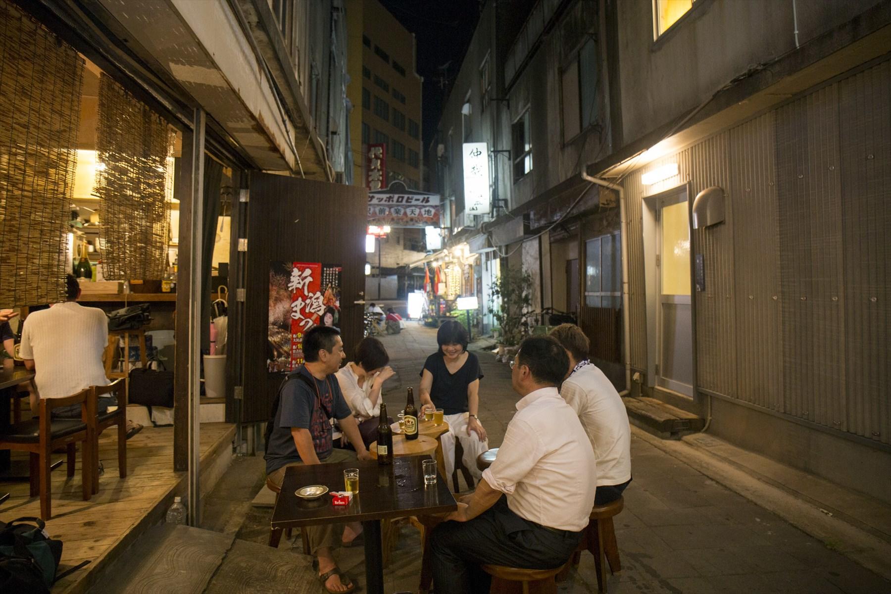 小路にテーブルを出して汗を流しながら飲む