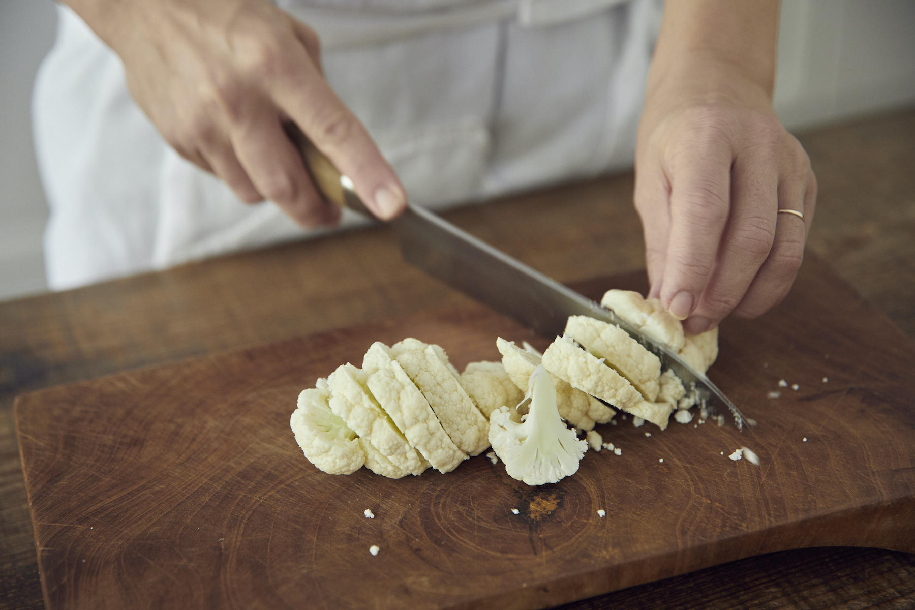 カリフラワーを切る様子