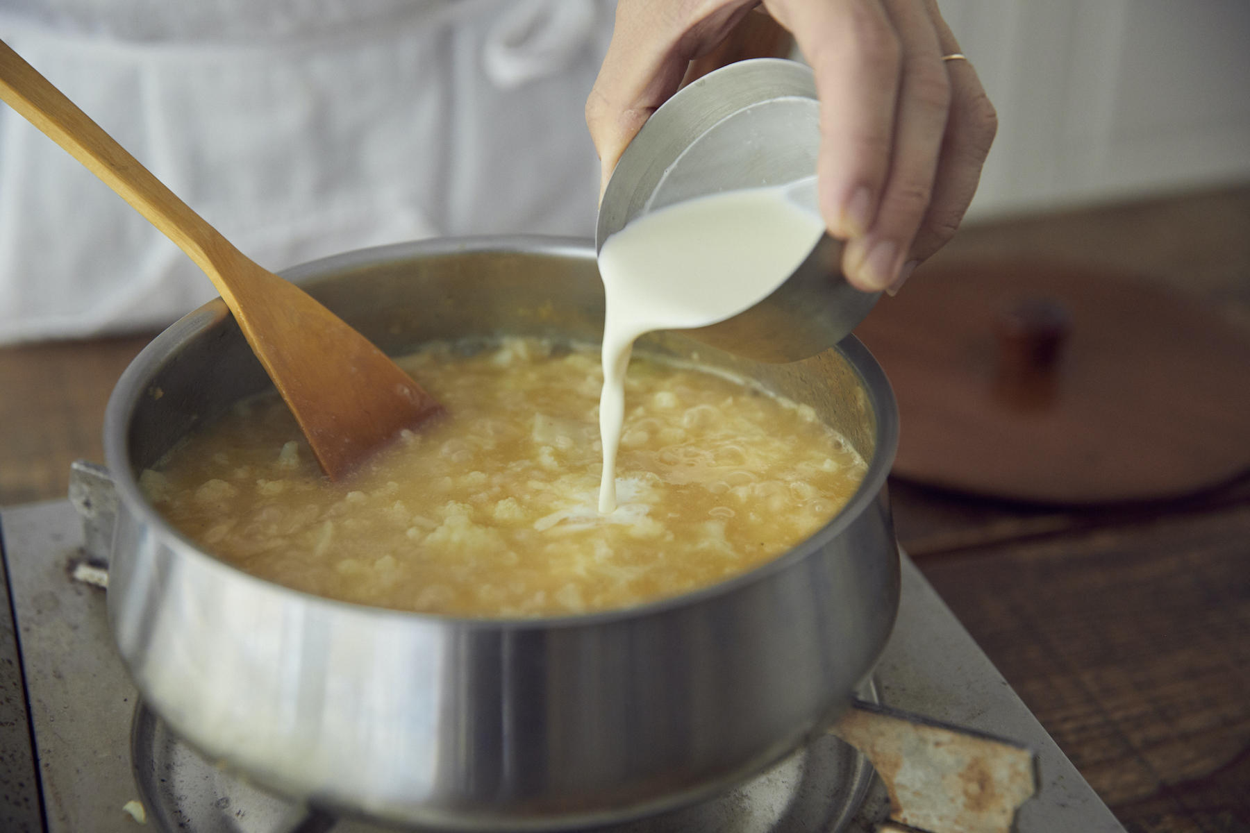 塩と生クリームを鍋に加える