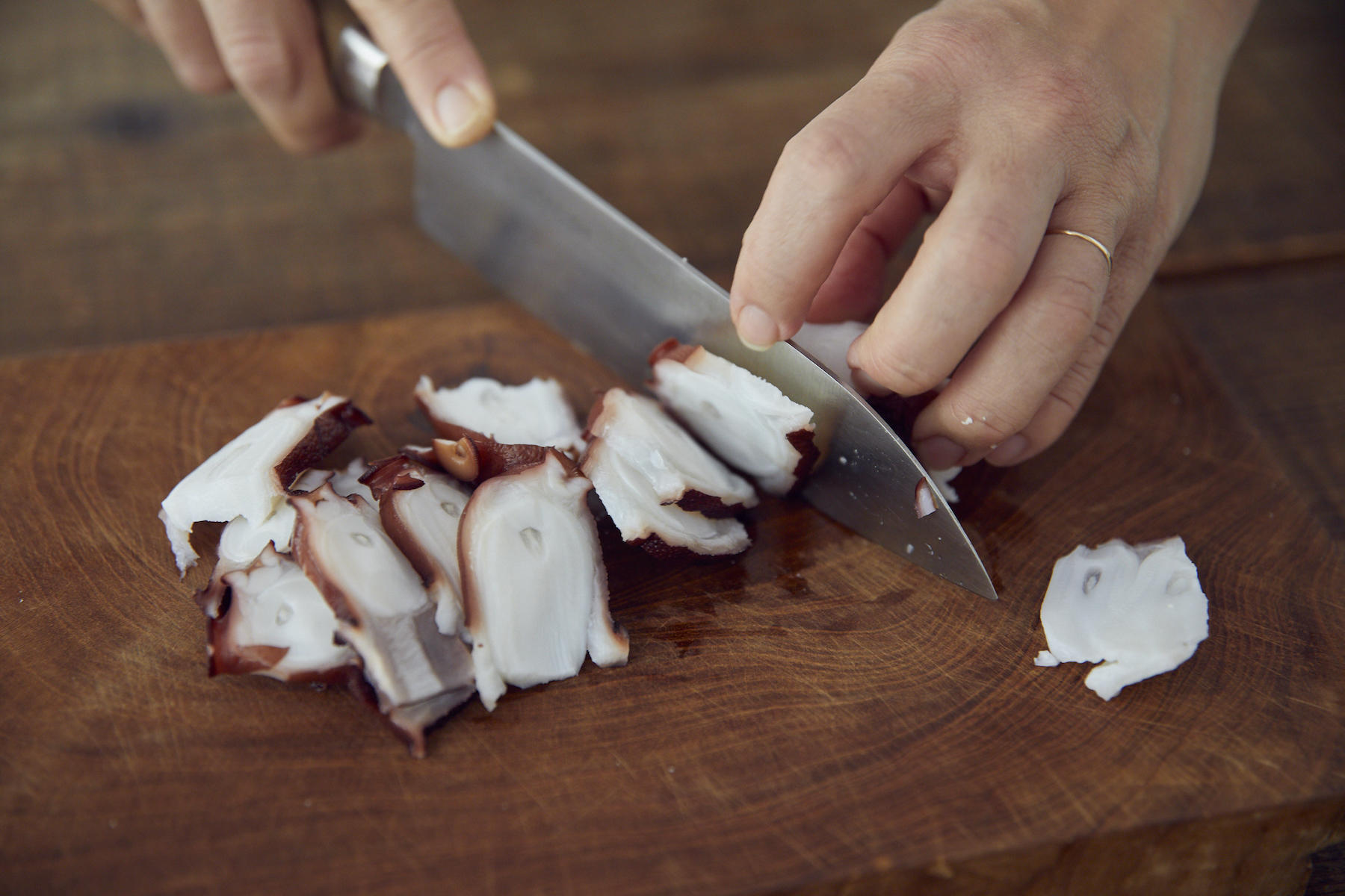 ゆでダコを切る