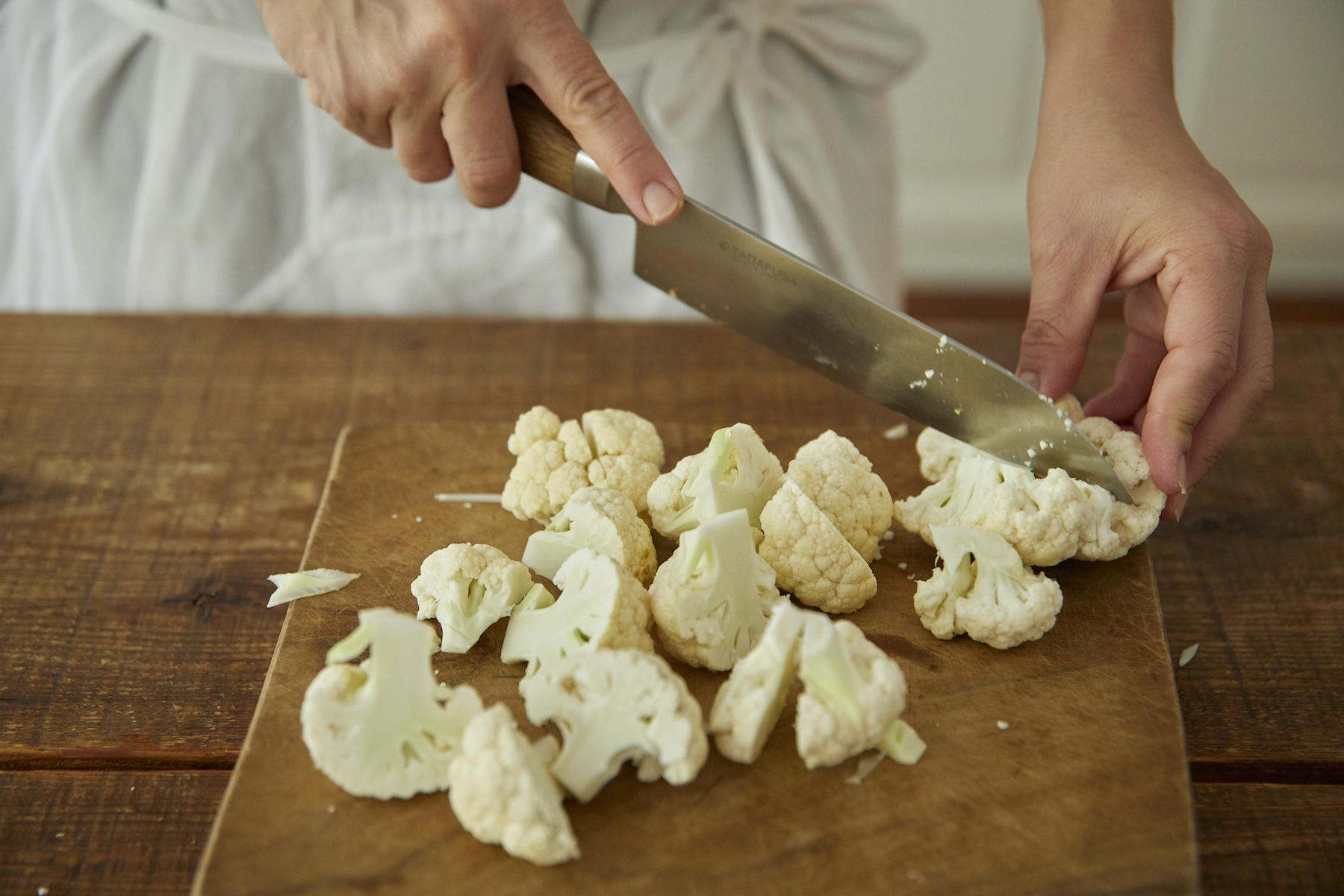 カリフラワーを切る