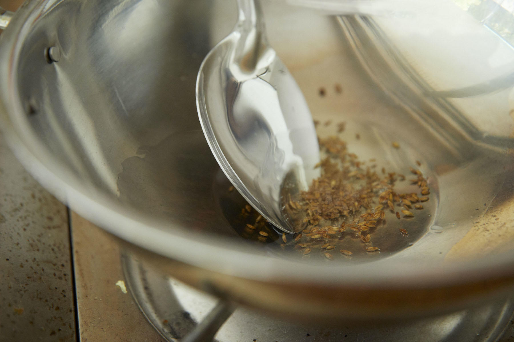 クミンシードを炒める