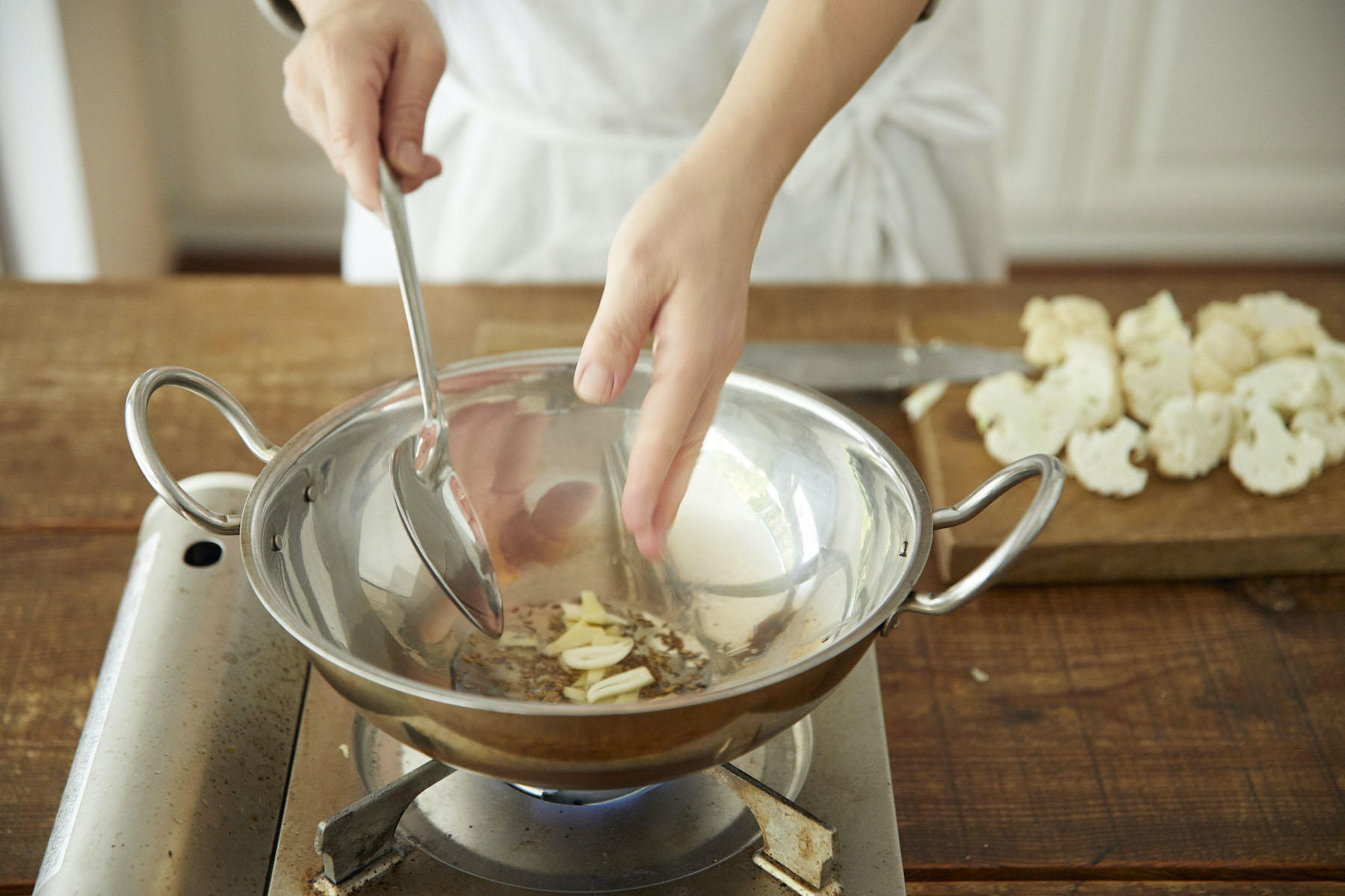 にんにくとしょうがを加えて炒める