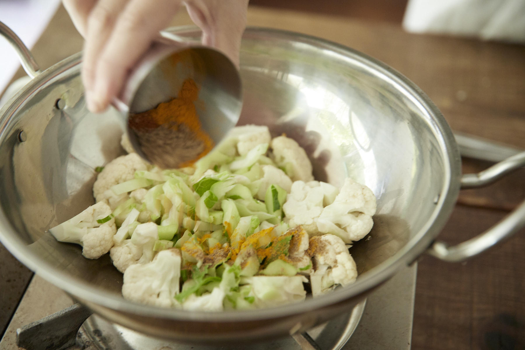 蒸し焼きにする