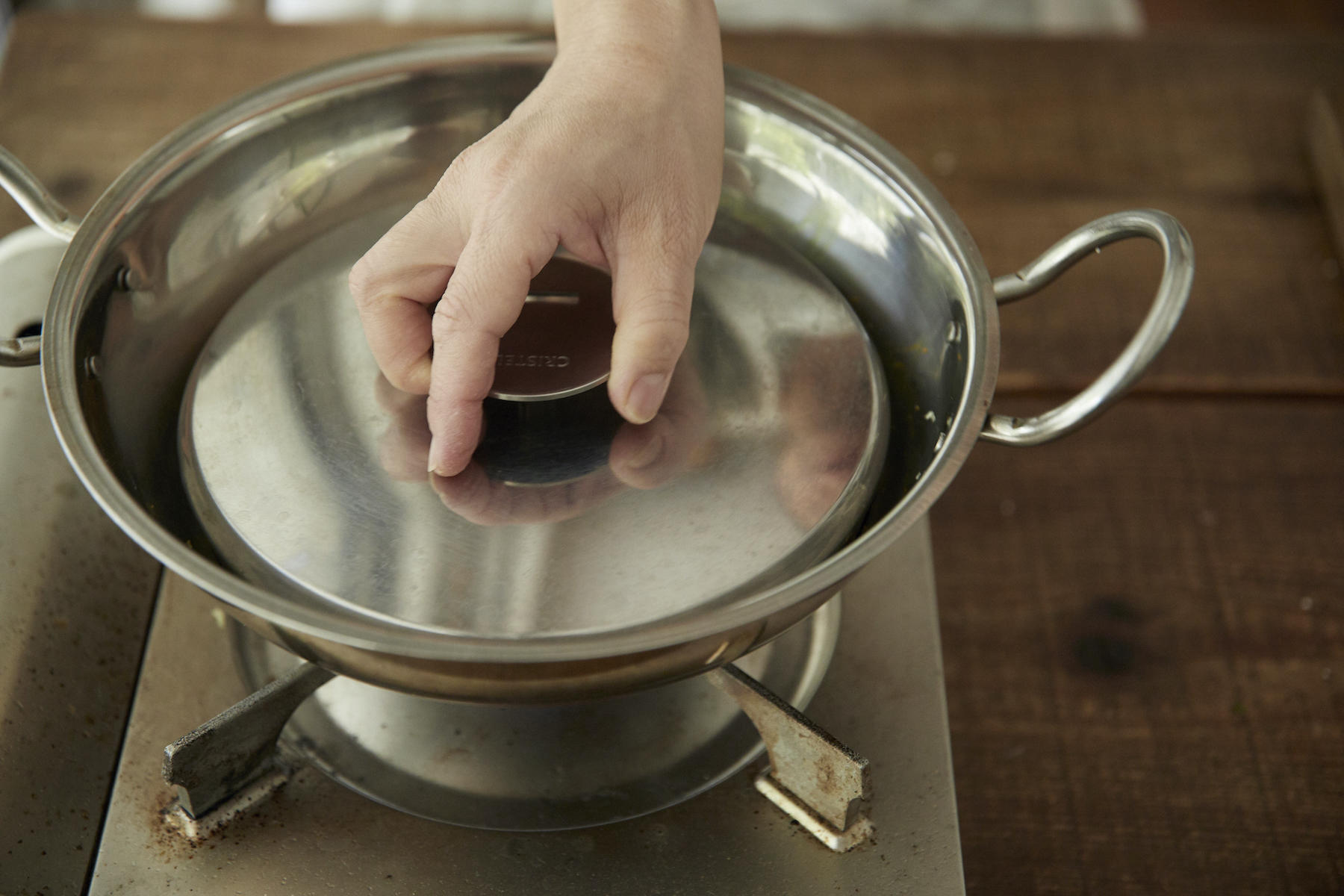 小さめの鍋蓋を落とし蓋のようにかぶせて蒸し焼きにする