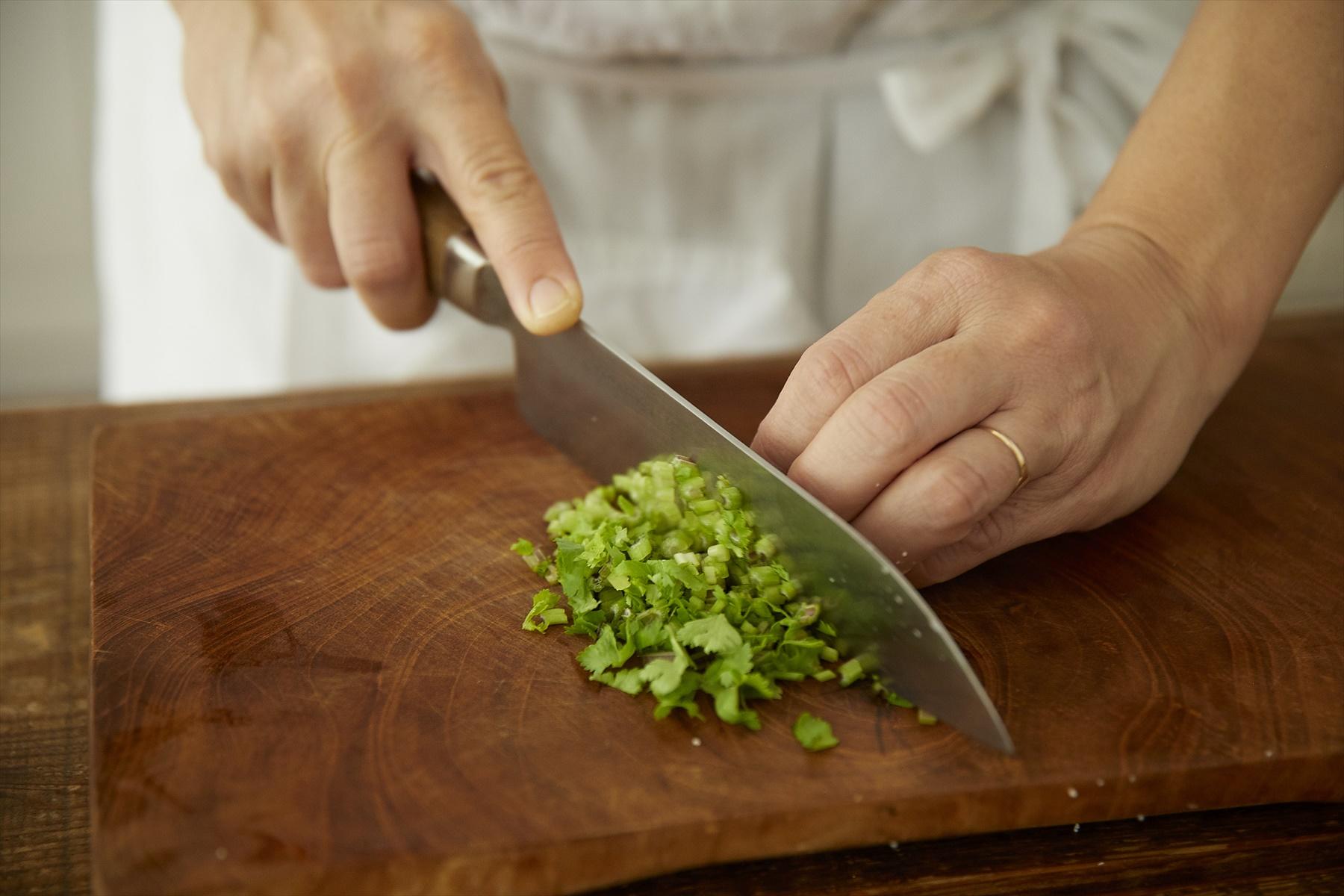 玉ねぎとパクチーの茎根はみじん切りする