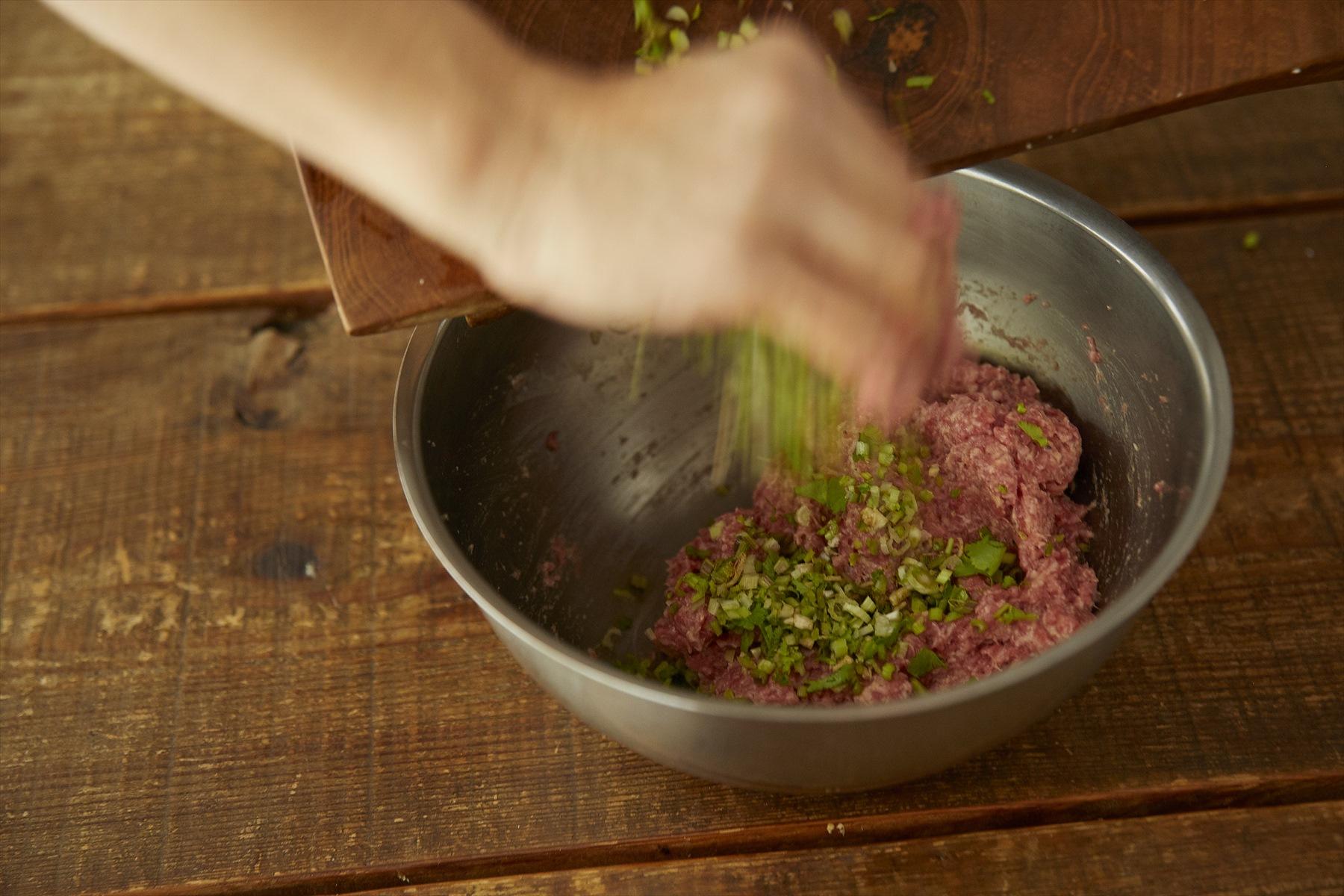 粘りが出るまでよく混ぜ合わせる