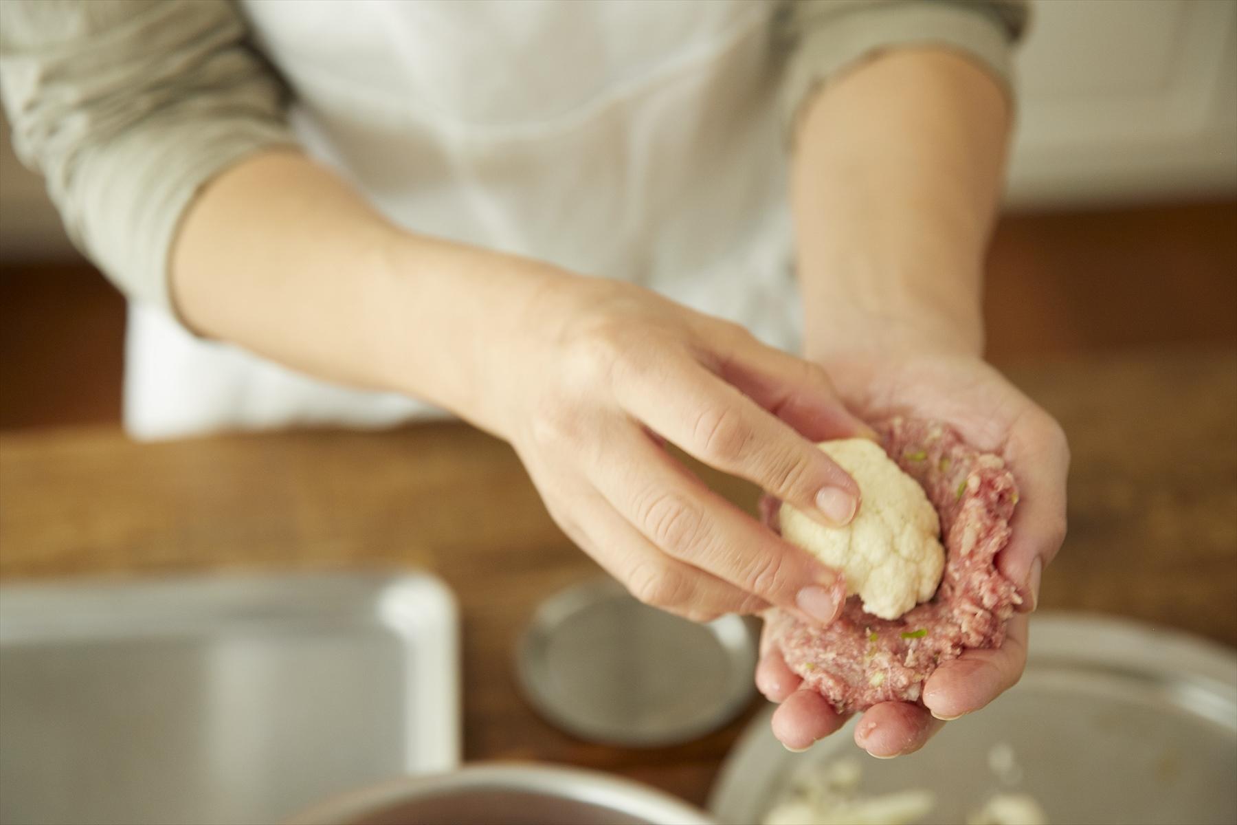 カリフラワーの房全体をひき肉で包む