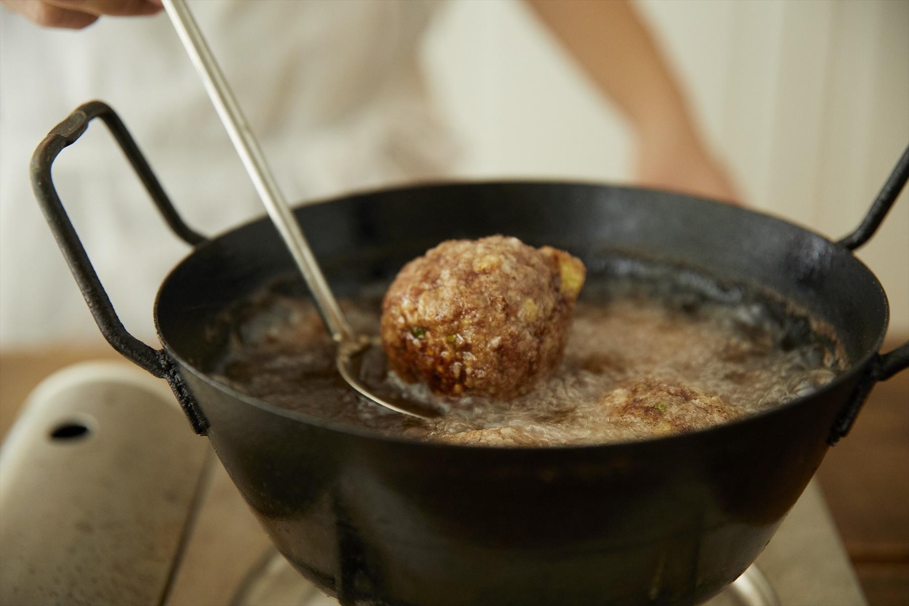 しっかりとした揚げ色がつくまで揚げる