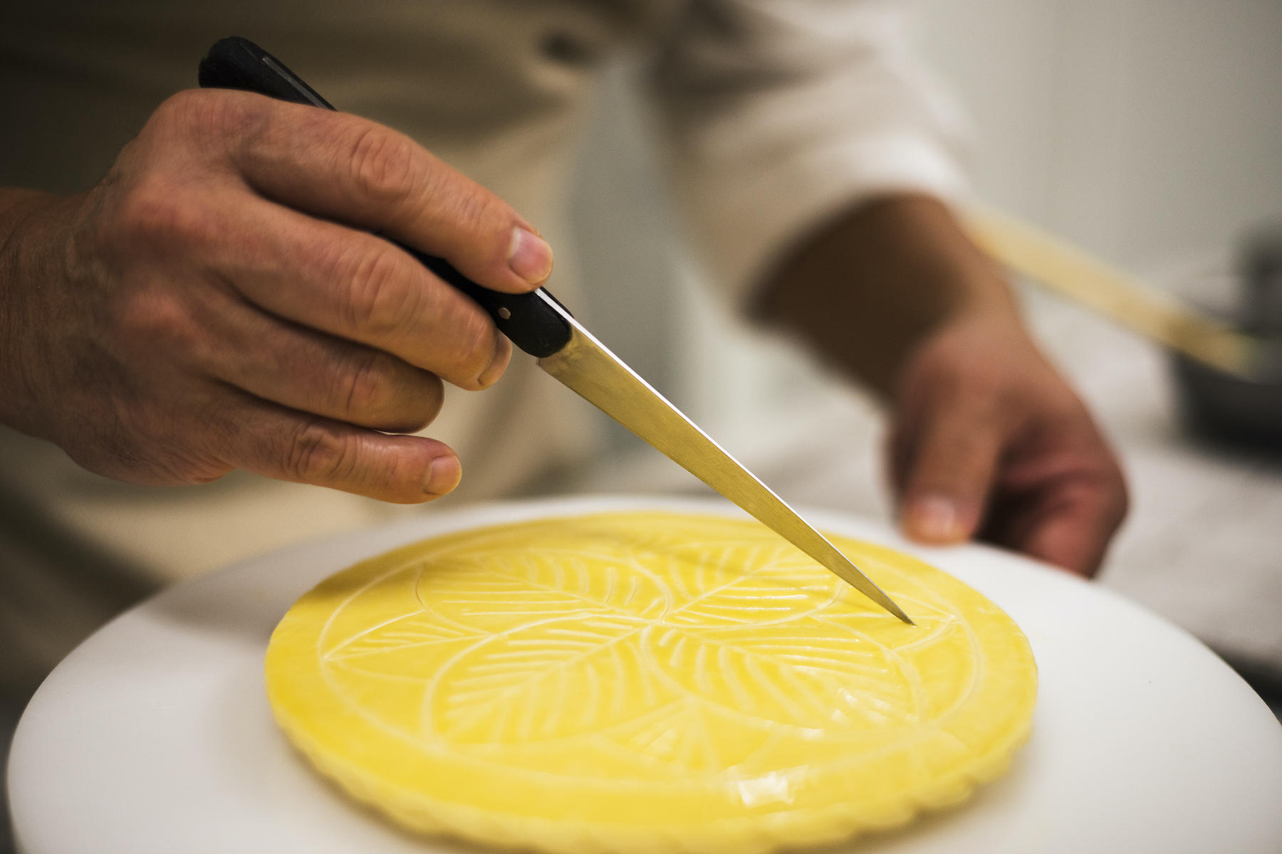 レイエを入れる細かいナイフさばき