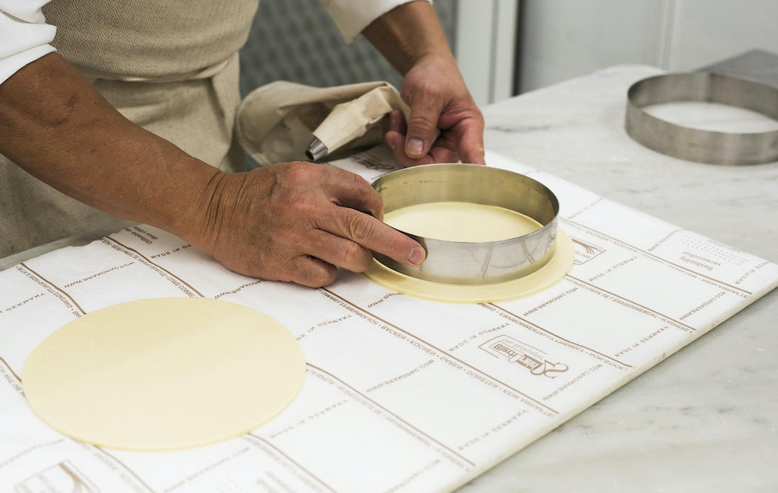 切った生地にセルクルで目安をつける