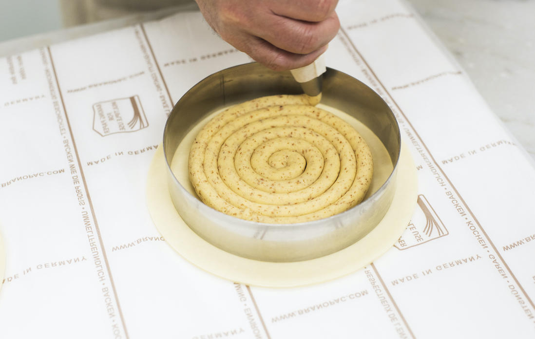 クリームを渦巻き状に絞る