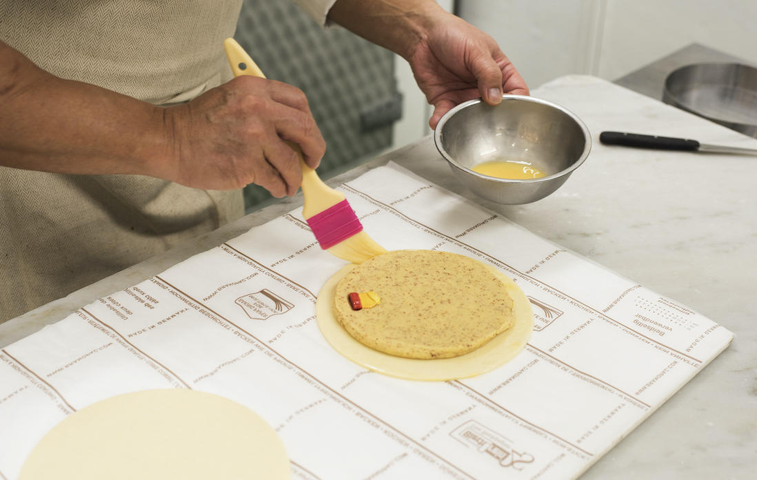 縁の生地に水を加えた溶き卵を塗る