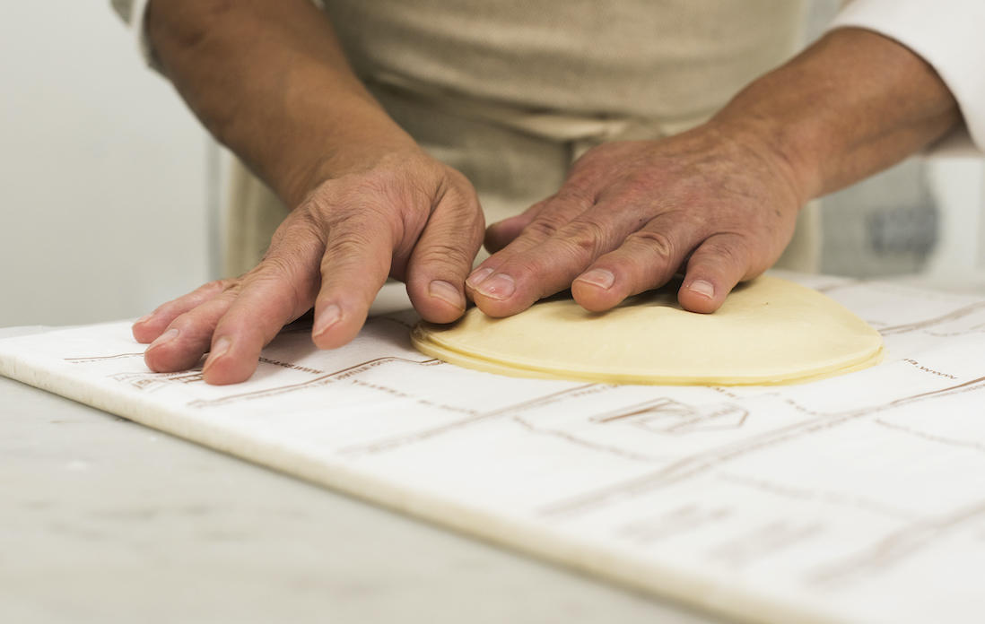 指で密着させる