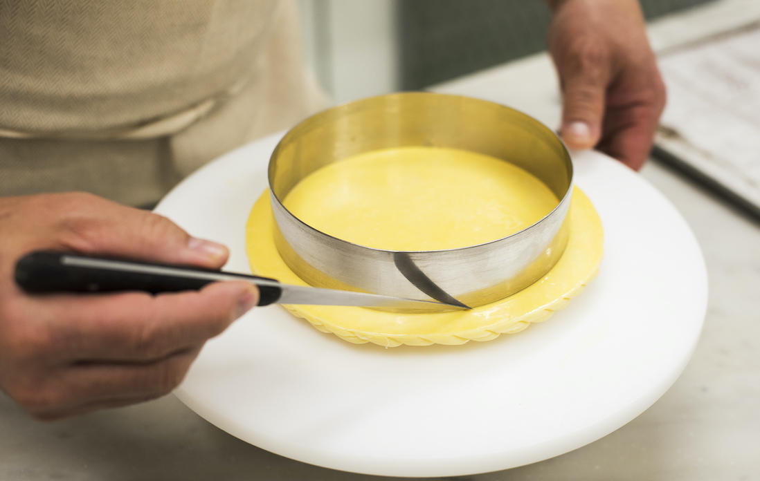 セルクルなどを置いて周囲の線を決める