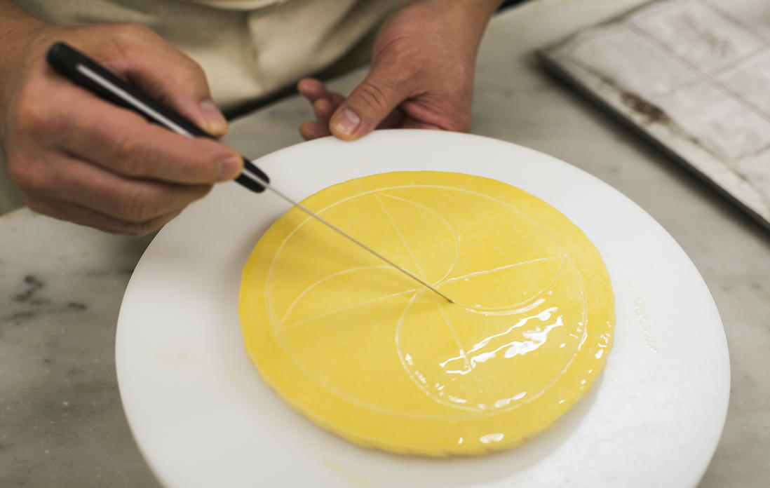 ナイフは斜めに入れる