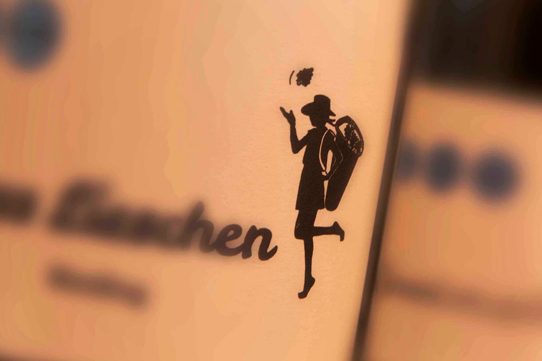 ぶどうを収穫している女性の絵が描かれたラベル