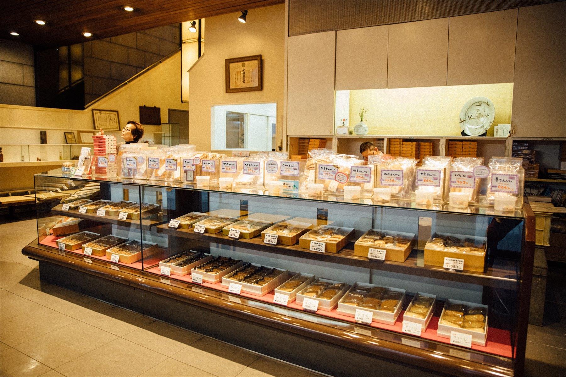 和菓子店のガラスケース