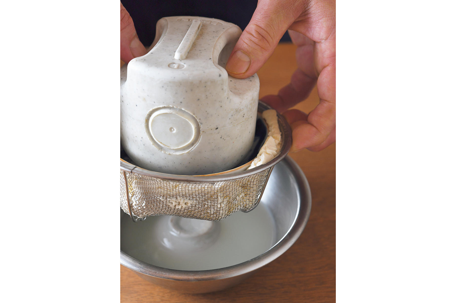 豆腐の水切りをする