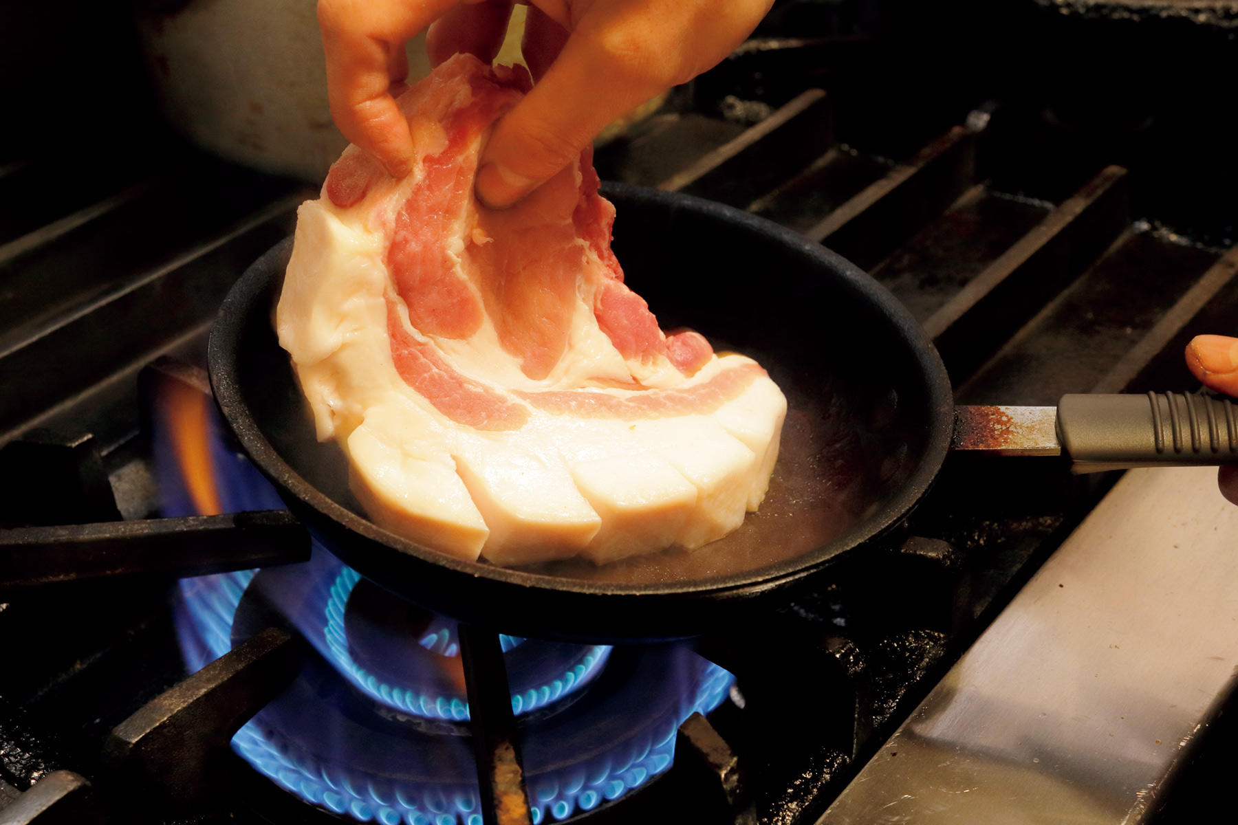 熱したフライパンに入れる