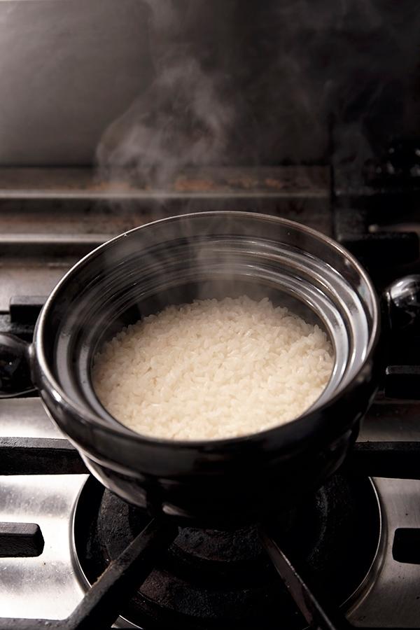 米をだしで炊く