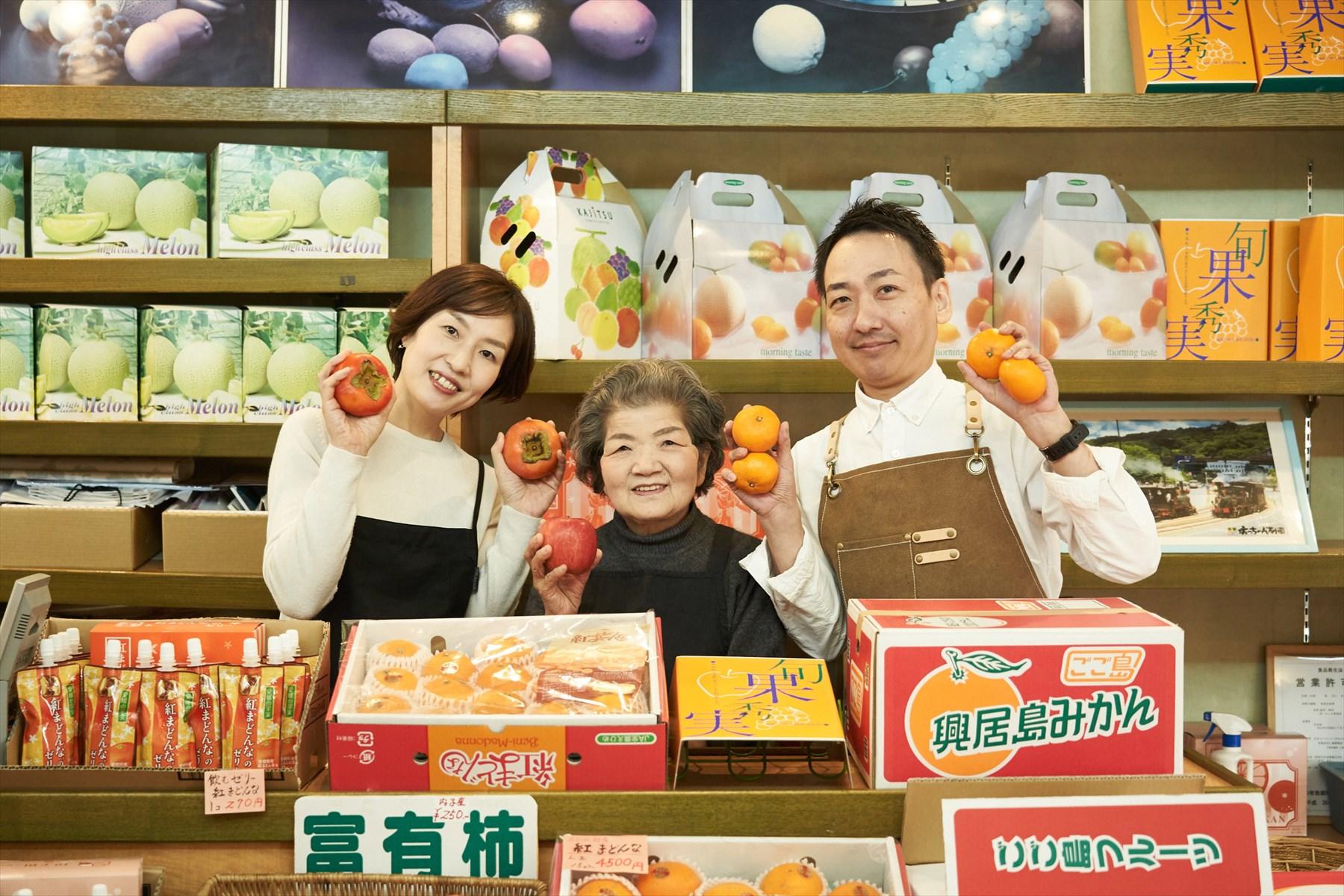 「フルーツパーラー みしま」三島繁雄さん、正栄さん、有紀子さん（右から）