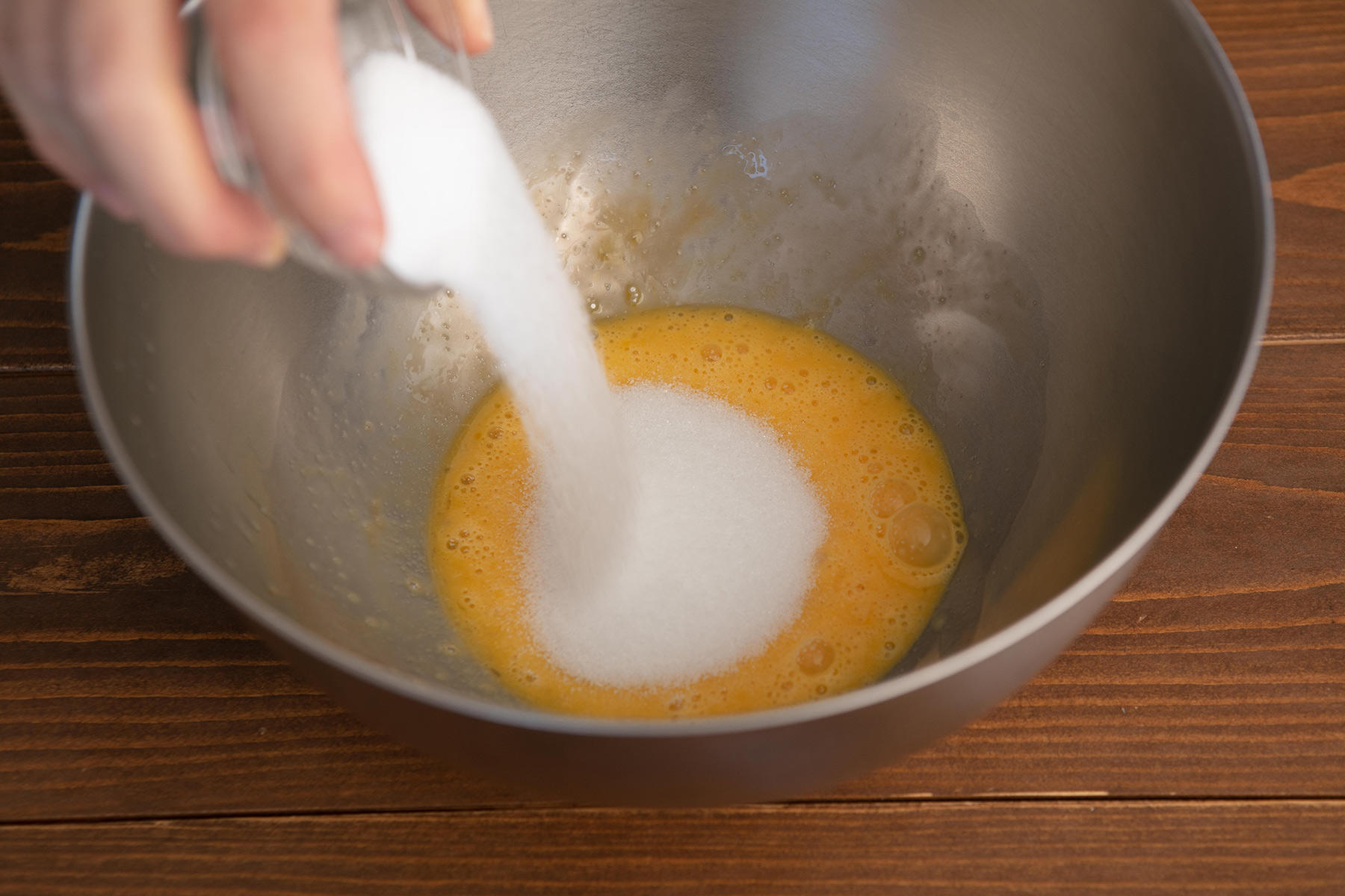 卵とグラニュー糖を混ぜる