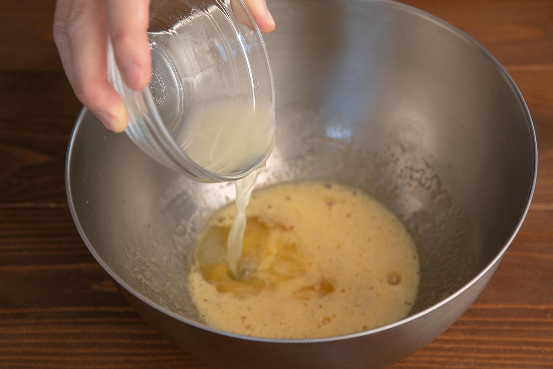 レモン果汁とバターを加える