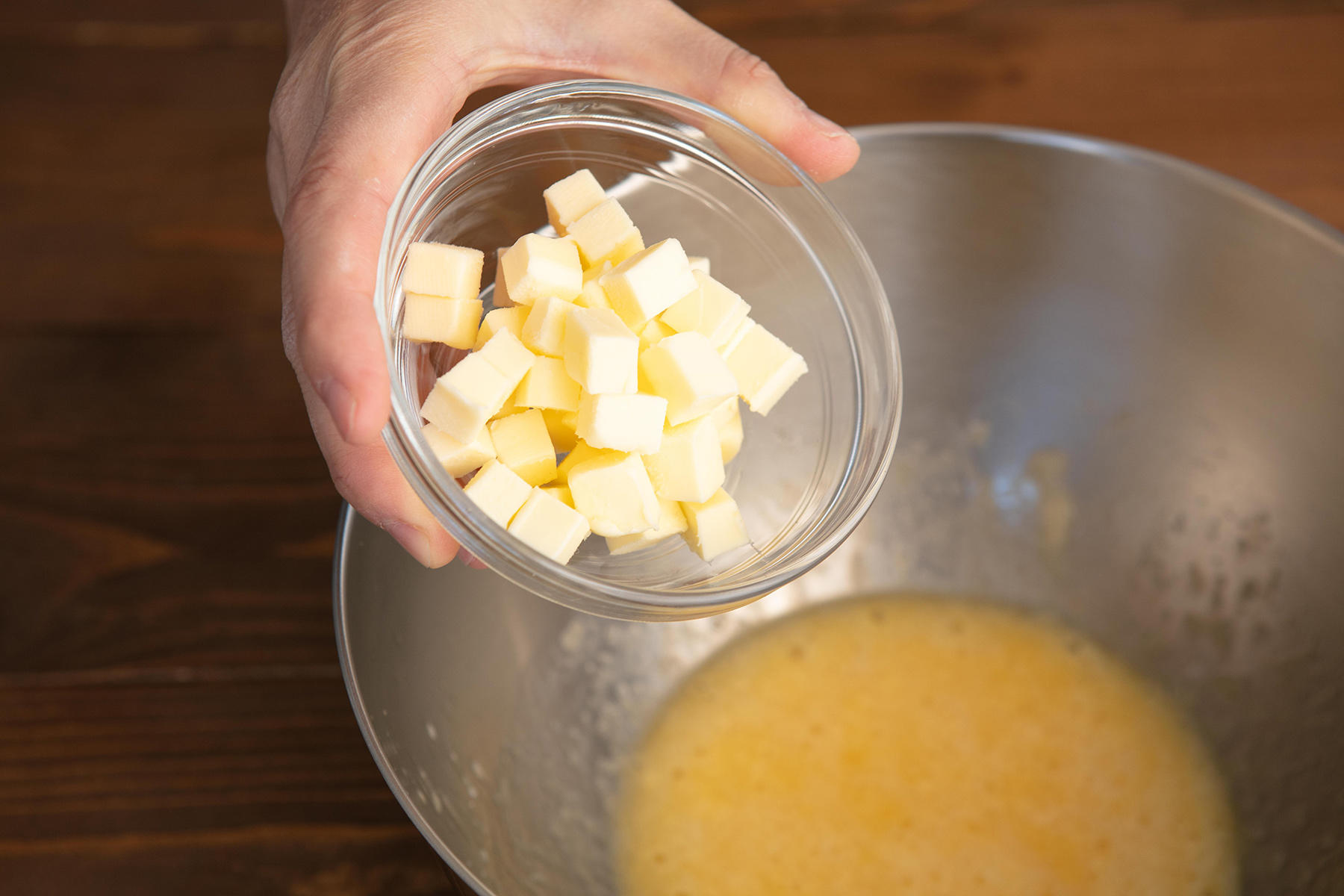 レモン果汁とバターを加える