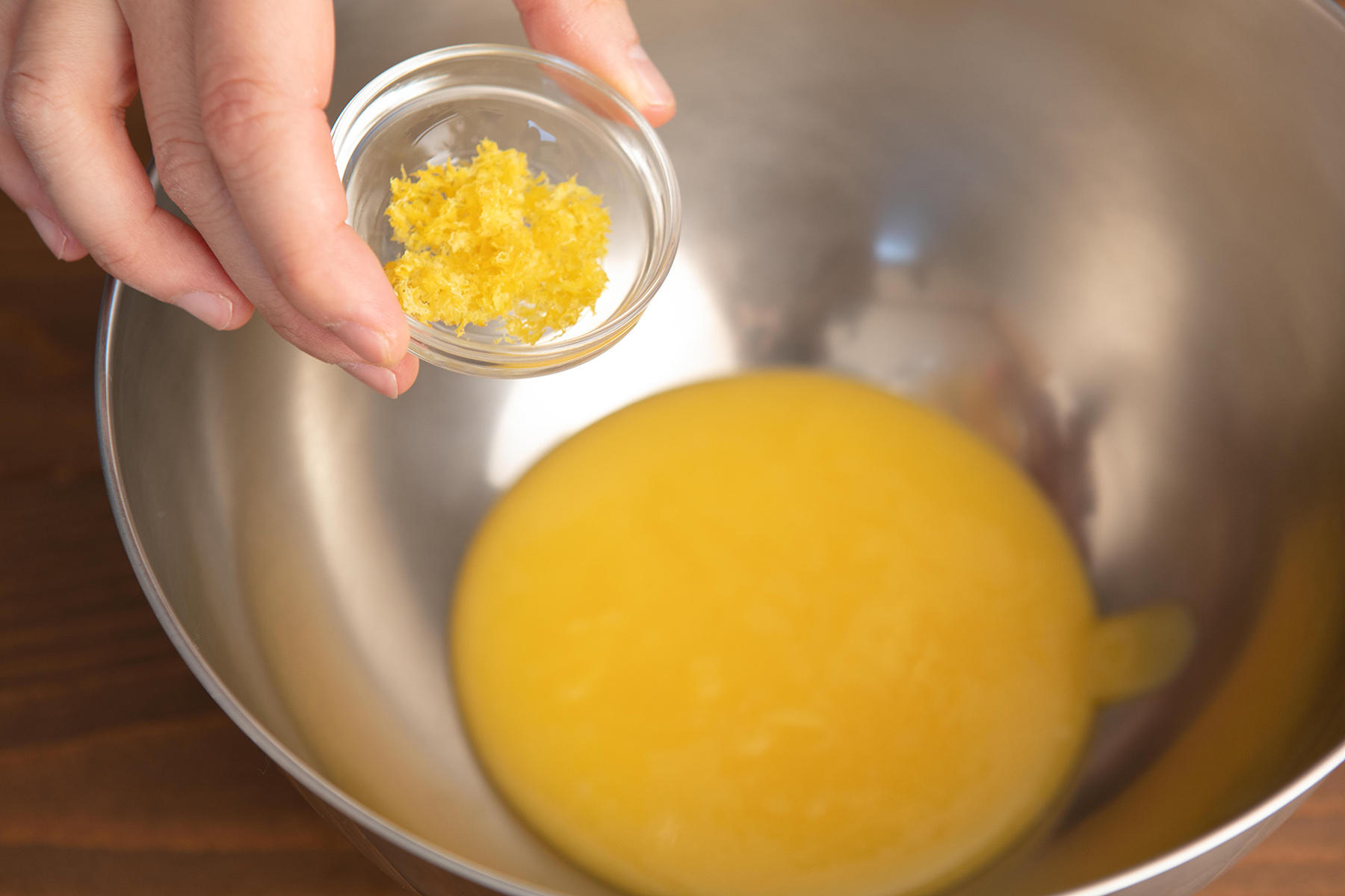 濾してレモンの皮を加える