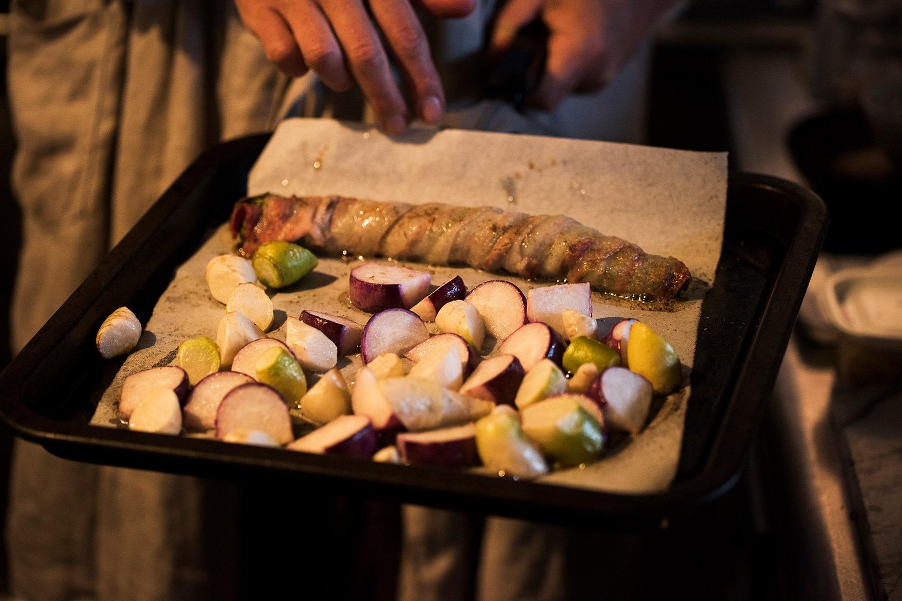 かぶの葉っぱを豚バラ肉で巻いてグリルしたもの