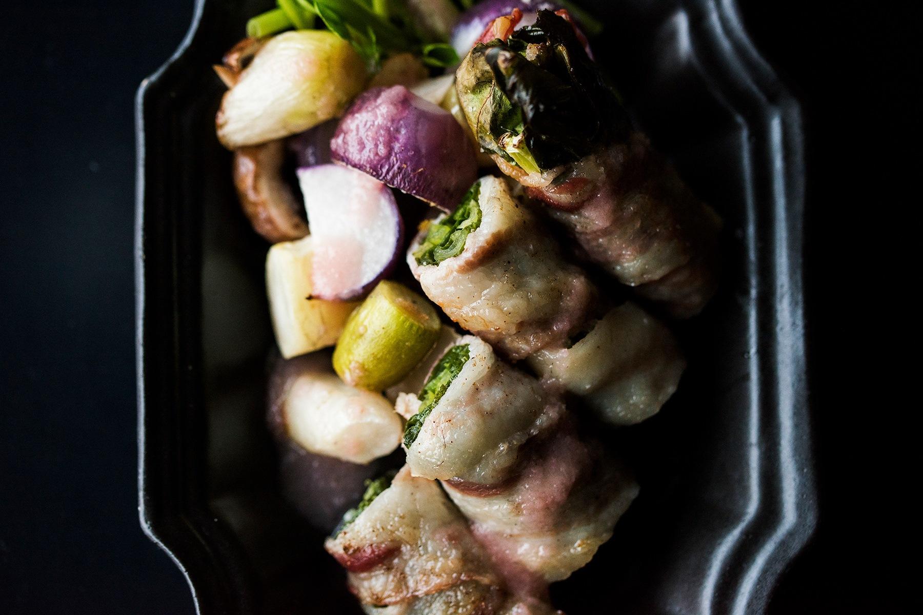 かぶの葉っぱを豚バラ肉で巻いてグリルしたもの