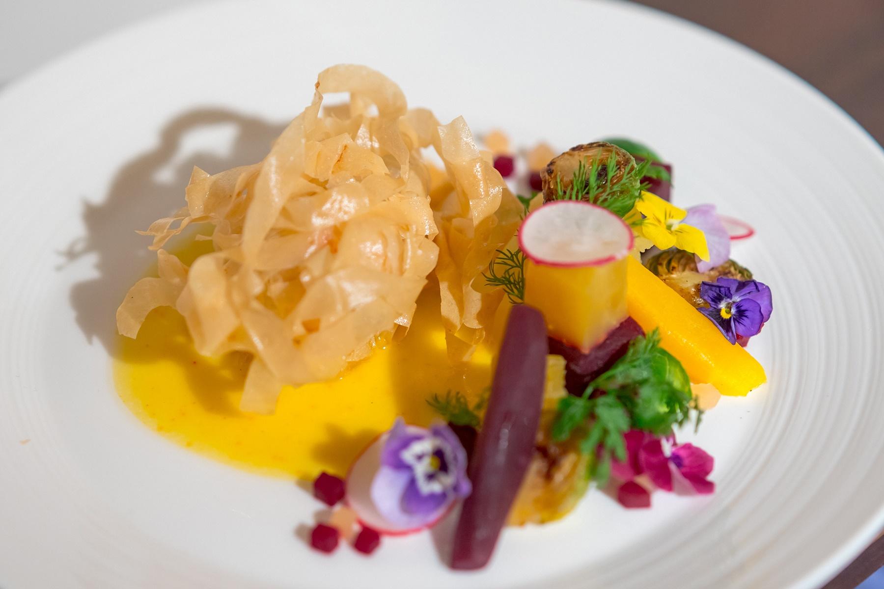 魚介のパートフィロ包み　サフランソース