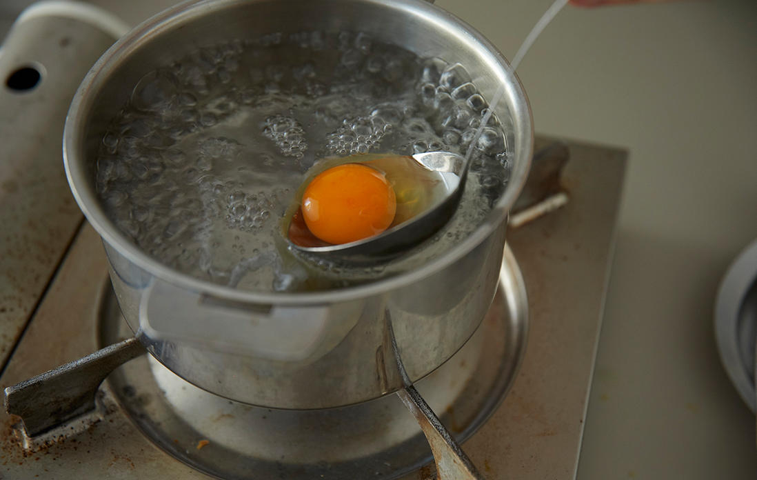 ポーチドエッグをつくる