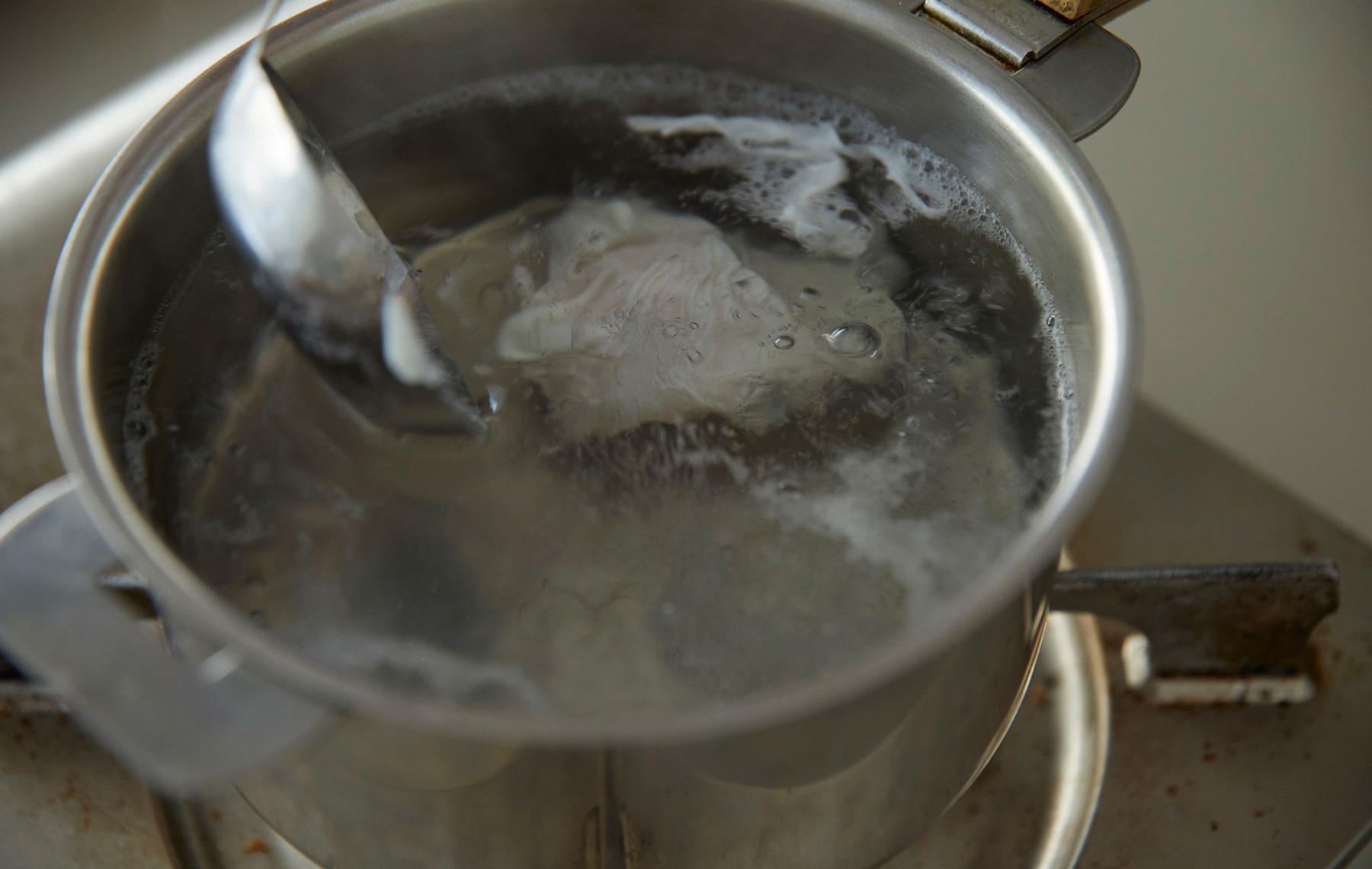 ポーチドエッグをつくる