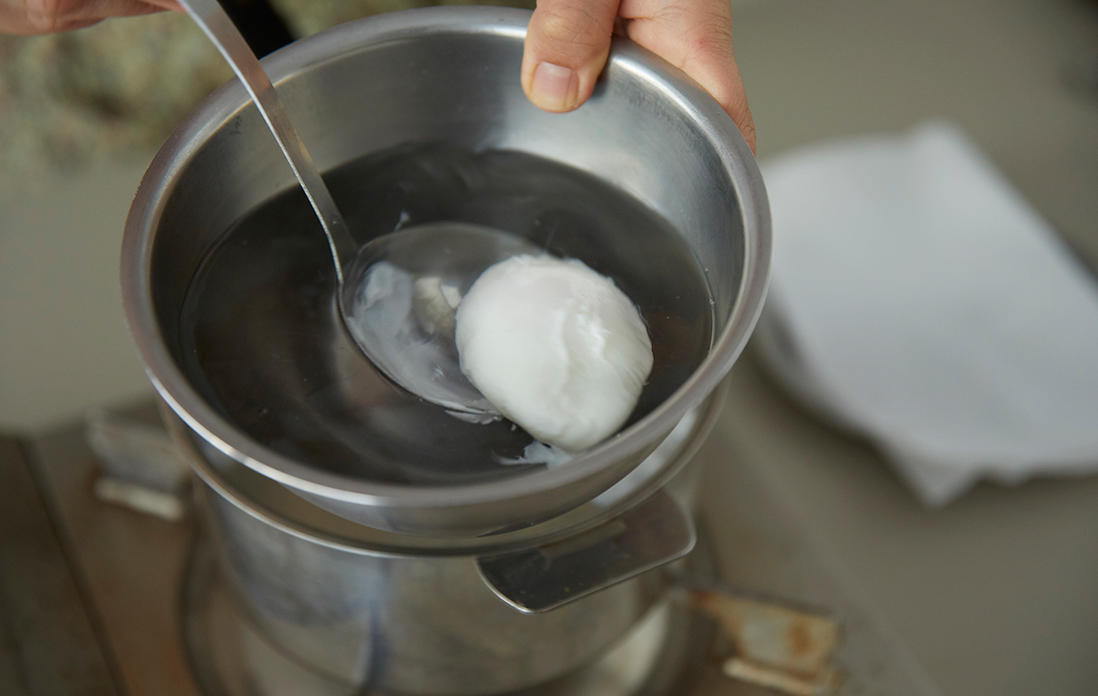 ポーチドエッグをつくる