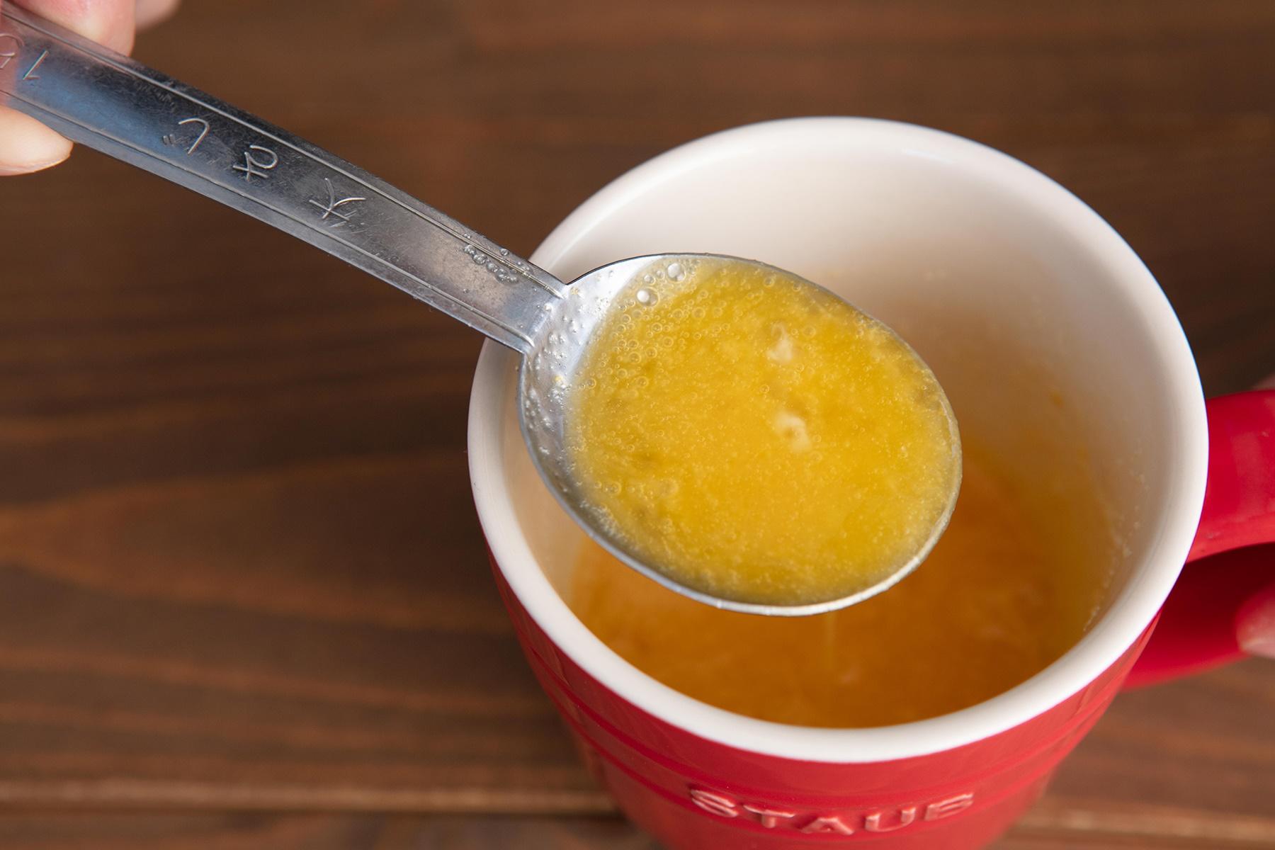 グラニュー糖を加えて混ぜ合わせる