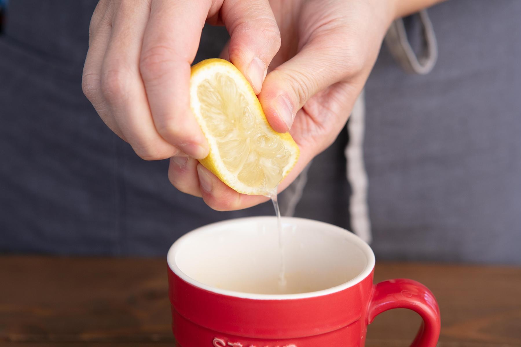 半分に切ったレモンの果汁を搾り入れる