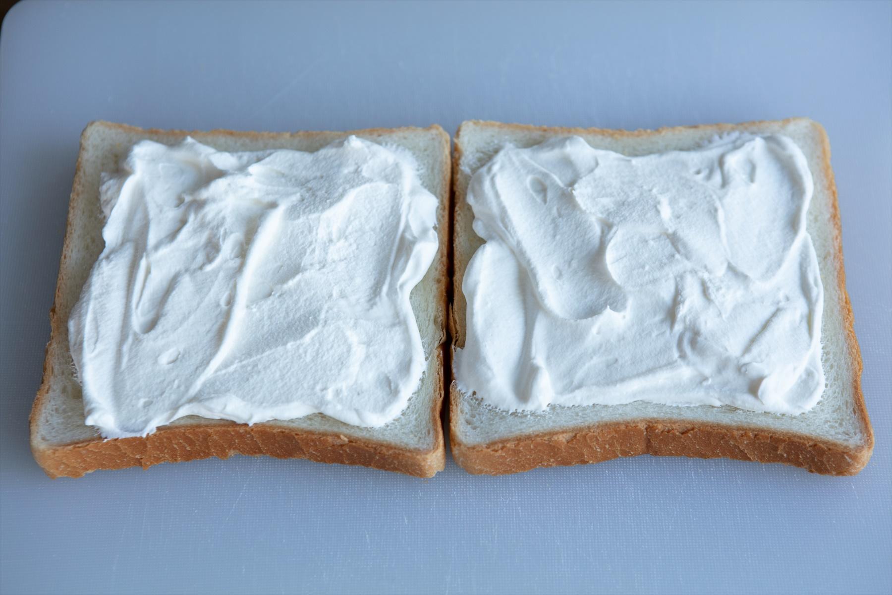食パンにクリームを塗る