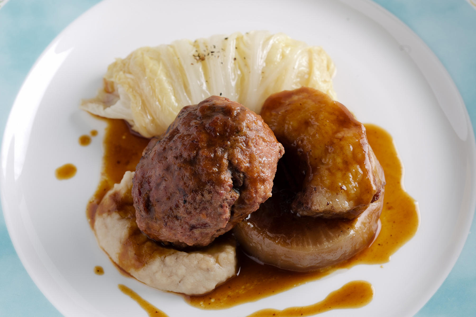 あなぐまと大根の煮込みとポルペッティ 赤ワインソース 福井産白菜のマリネ添え