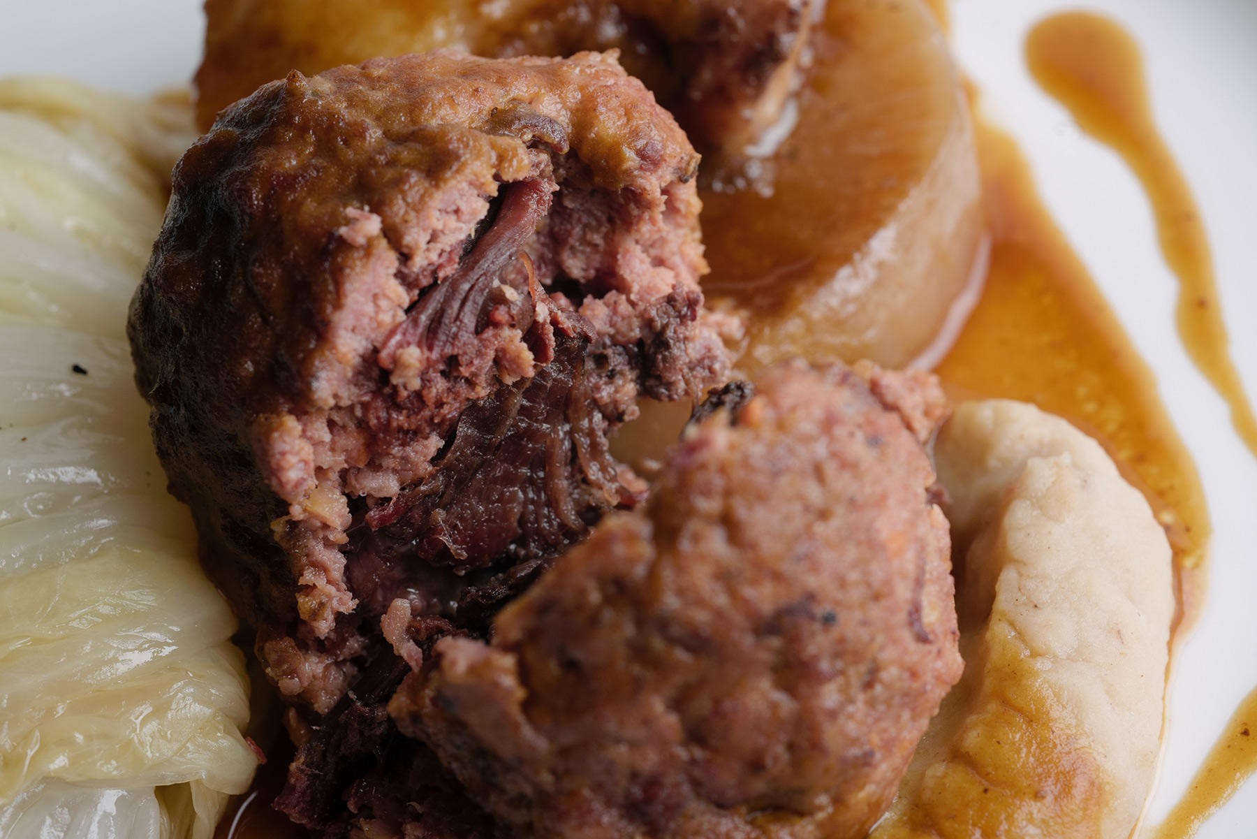 あなぐまと大根の煮込みとポルペッティ 赤ワインソース 福井産白菜のマリネ添え