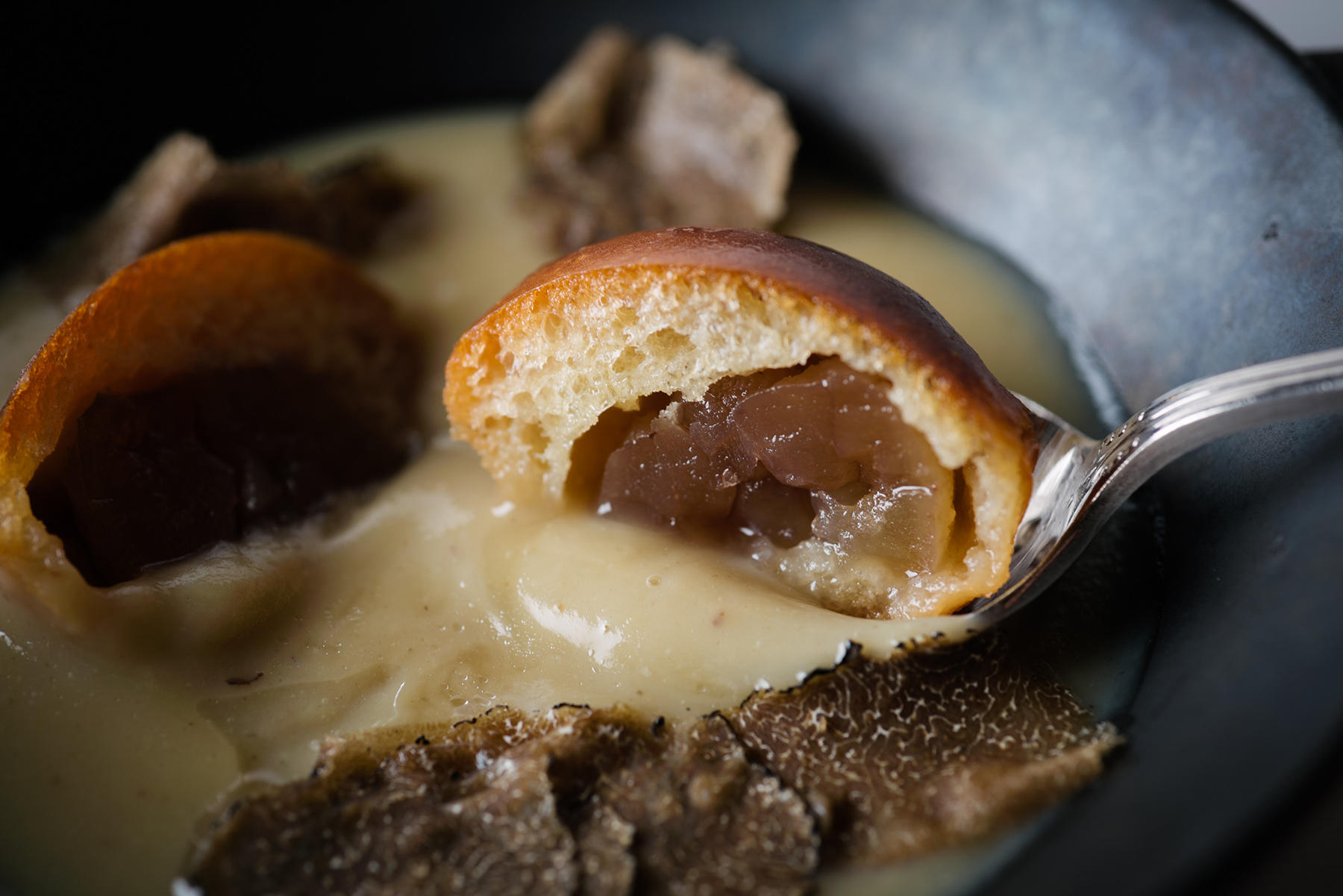 栗のババ とみつ金時のスープ 黒トリュフがけ