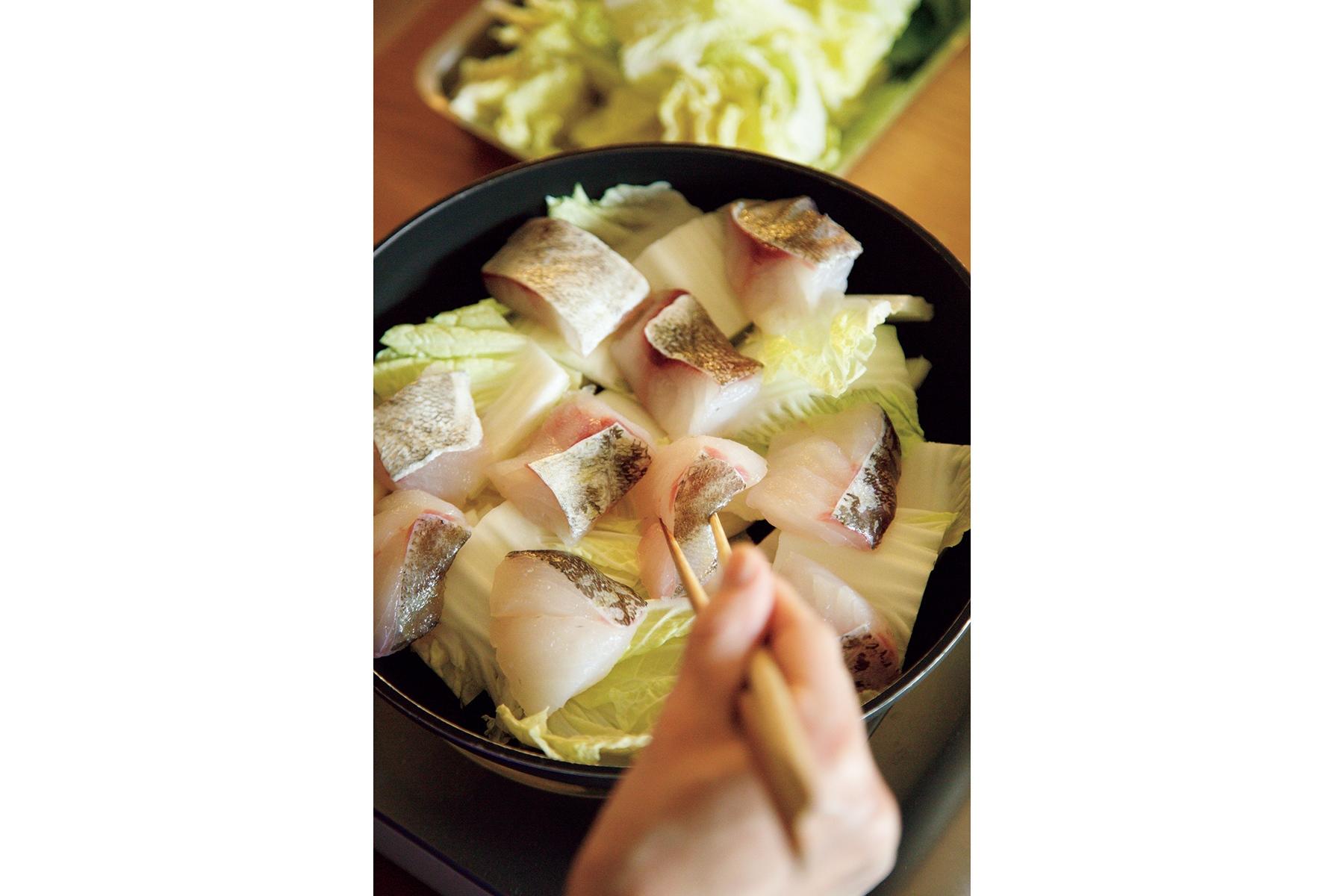 フライパンに具材を入れる