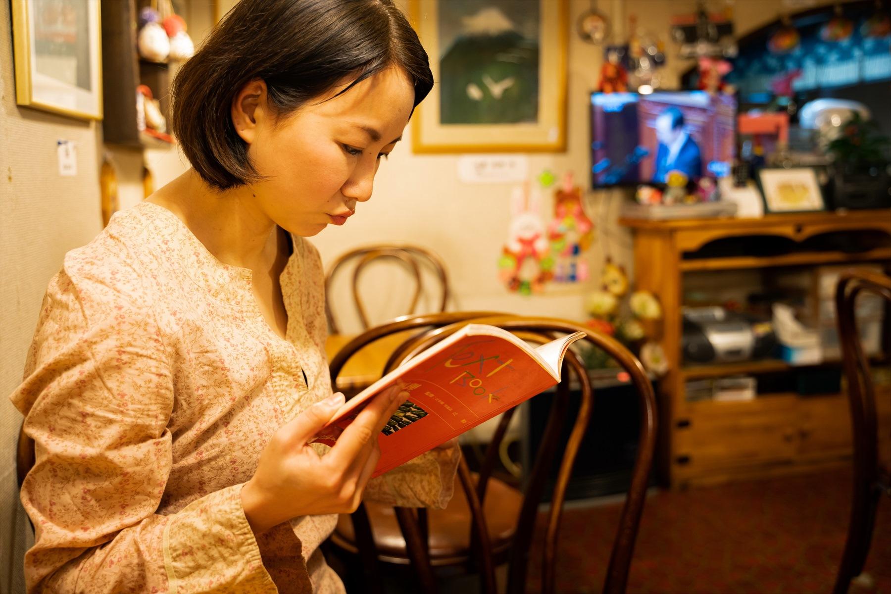 本を読むくるみさん