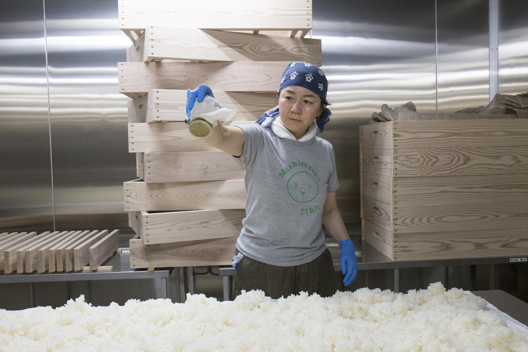 種麹を振る井川さん