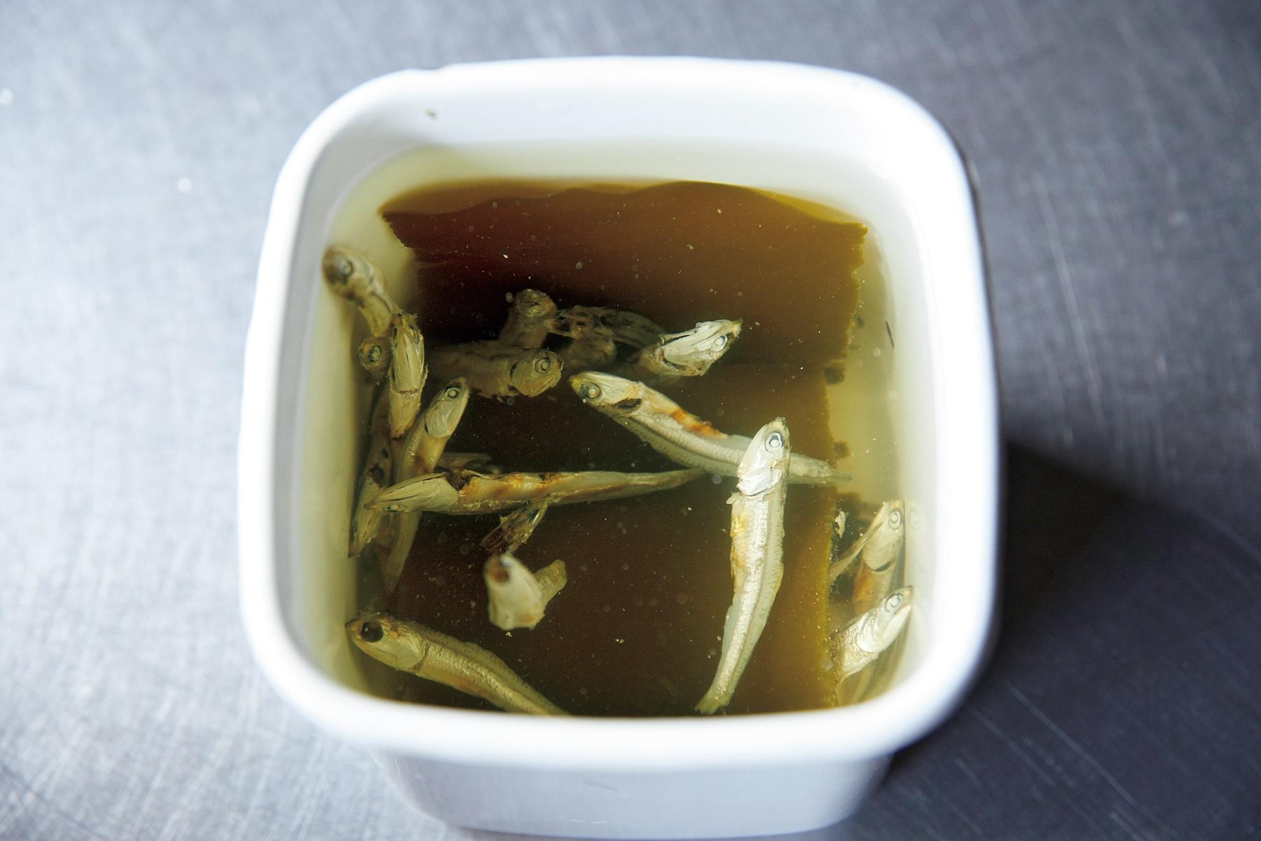 煮干しと昆布を水に浸す