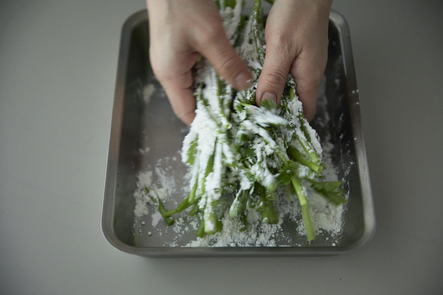 小麦粉をまぶす