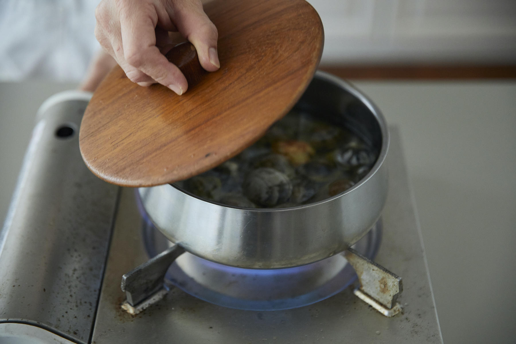 あさりを蒸し煮する